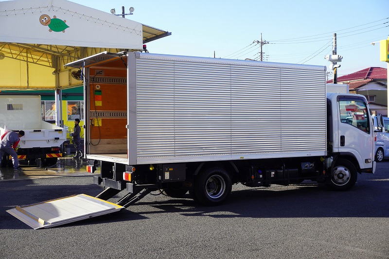 タイタン　「ワイドロング」　アルミバン　積載３０００ｋｇ　サイドドア　跳ね上げ式パワーゲート　ラッシング２段　低箱　全高２．８ｍ以下　左電格ミラー　坂道発進補助　バックカメラ　ＥＴＣ　フォグランプ　衝突軽減ブレーキ　車線逸脱警報　北村製　６速ＭＴ！希少車！フロント画像
