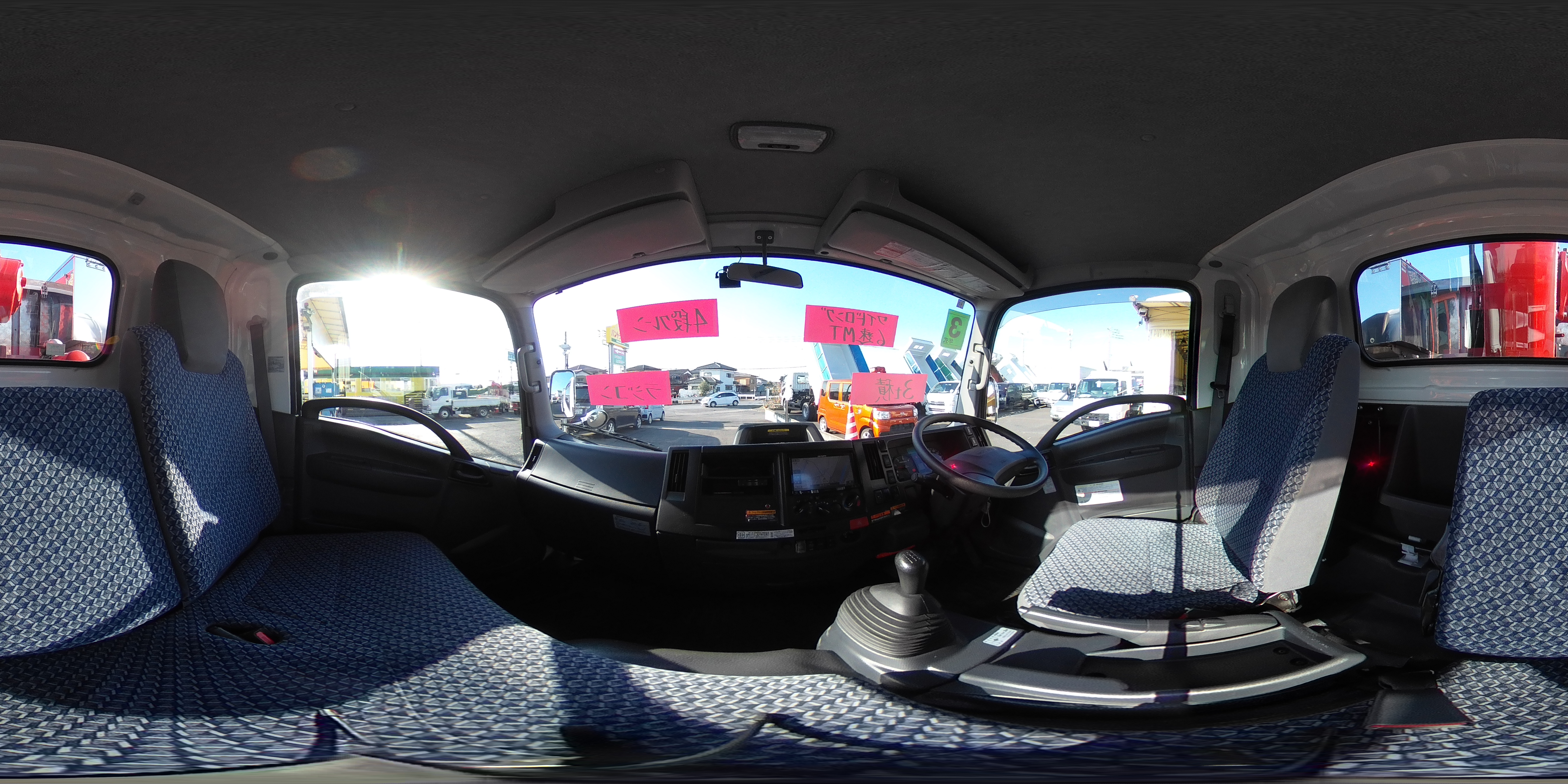 エルフ　「ワイドロング」　４段クレーン　積載３０００ｋｇ　古河ユニック製　アルミブロック　ラジコン　フックイン　２．９３ｔ吊　鳥居シマ板張り＆左右ステンレス工具箱　アオリプロテクター付き　荷台鉄板張り　床フック　社外ナビ　ＥＴＣ２．０　坂道発進補助　左電格ミラー　フォグランプ　メッキパーツ　衝突軽減ブレーキ　車線逸脱警報　６速ＭＴ！1