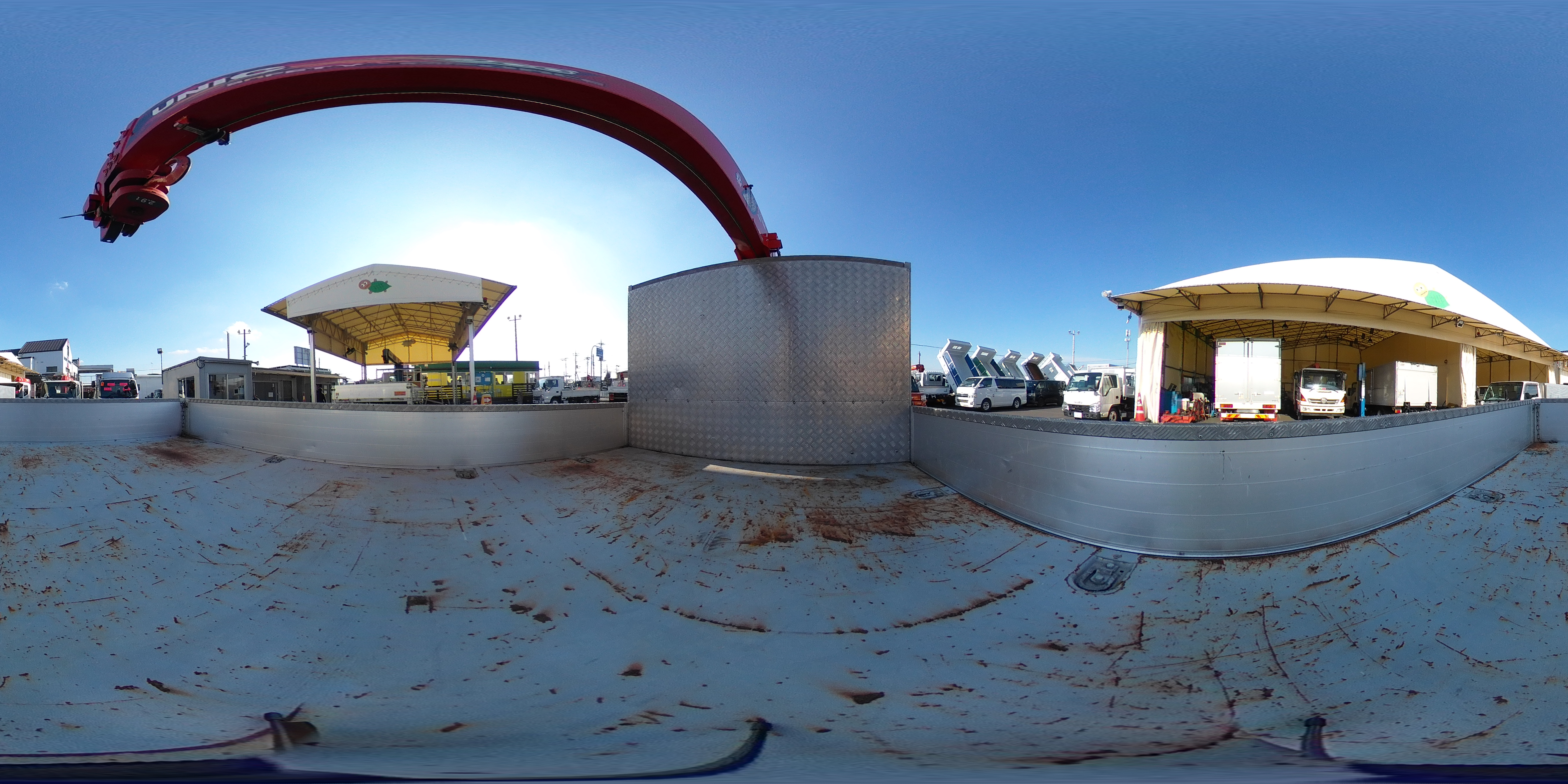 エルフ　「ワイドロング」　４段クレーン　積載３０００ｋｇ　古河ユニック製　アルミブロック　ラジコン　フックイン　２．９３ｔ吊　鳥居シマ板張り＆左右ステンレス工具箱　アオリプロテクター付き　荷台鉄板張り　床フック　社外ナビ　ＥＴＣ２．０　坂道発進補助　左電格ミラー　フォグランプ　メッキパーツ　衝突軽減ブレーキ　車線逸脱警報　６速ＭＴ！2