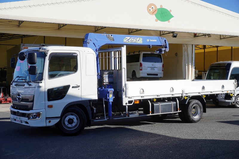 レンジャー　４トン　「標準幅　ベッド付き」　４段クレーン　積載２２００ｋｇ　タダノ製　５．４ｍ長　アルミブロック　三方開　ロープ穴４対　ラジコン　フックイン　２．９３ｔ吊　荷台シマ板張り　セイコーラック　坂道発進補助　バックカメラ　社外ナビ　ＥＴＣ　衝突軽減ブレーキ　車線逸脱警報　オートエアコン　６速ＭＴ！　車検「Ｒ８年３月まで！」フロント画像