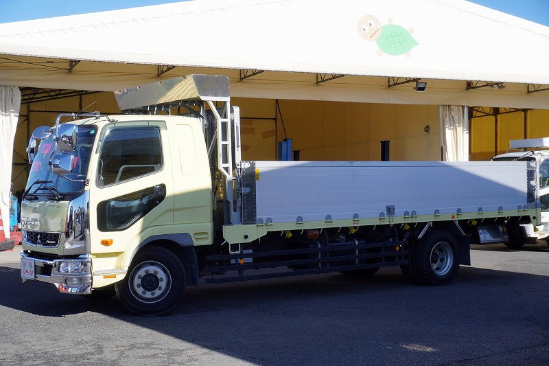 ファイター　増トン　「標準幅　ベッド付き」　平ボディー　アルミブロック　本所ボディー製造りボディー　セイコーラック　リーフサス　積載７７００ｋｇ　６．２ｍ長　三方開　鳥居板張り＆シートデッキ＆ラダー付き　スタンション穴　バックカメラ　ＥＴＣ　坂道発進補助　ＨＩＤヘッドライト　フォグランプ　オートエアコン　衝突軽減ブレーキ　車線逸脱警報　ワンオーナー！６速ＭＴ！フロント画像