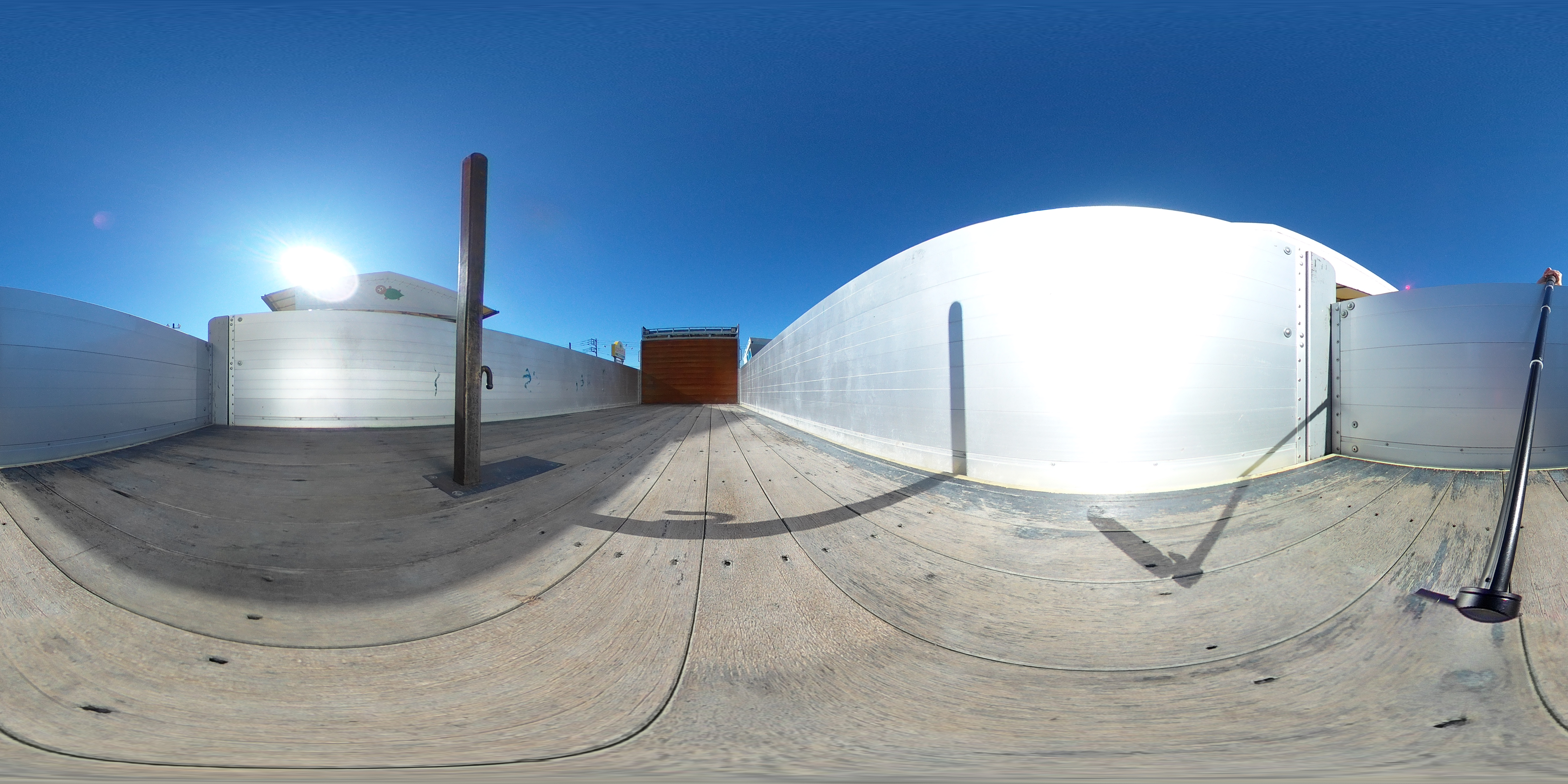 ファイター　増トン　「標準幅　ベッド付き」　平ボディー　アルミブロック　本所ボディー製造りボディー　セイコーラック　リーフサス　積載７７００ｋｇ　６．２ｍ長　三方開　鳥居板張り＆シートデッキ＆ラダー付き　スタンション穴　バックカメラ　ＥＴＣ　坂道発進補助　ＨＩＤヘッドライト　フォグランプ　オートエアコン　衝突軽減ブレーキ　車線逸脱警報　ワンオーナー！６速ＭＴ！2