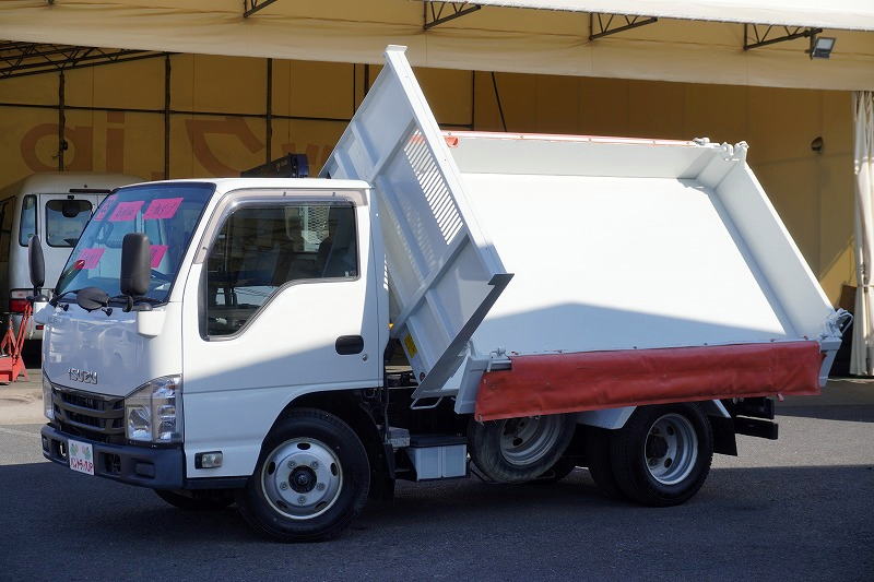 エルフ 強化 三転ダンプ 新明和製 積載2000kg 三方開 手動コボレーン リアダンプピン 鳥居アングル補強 左電格ミラー 坂道発進補助 ETC 6速MT!フロント画像