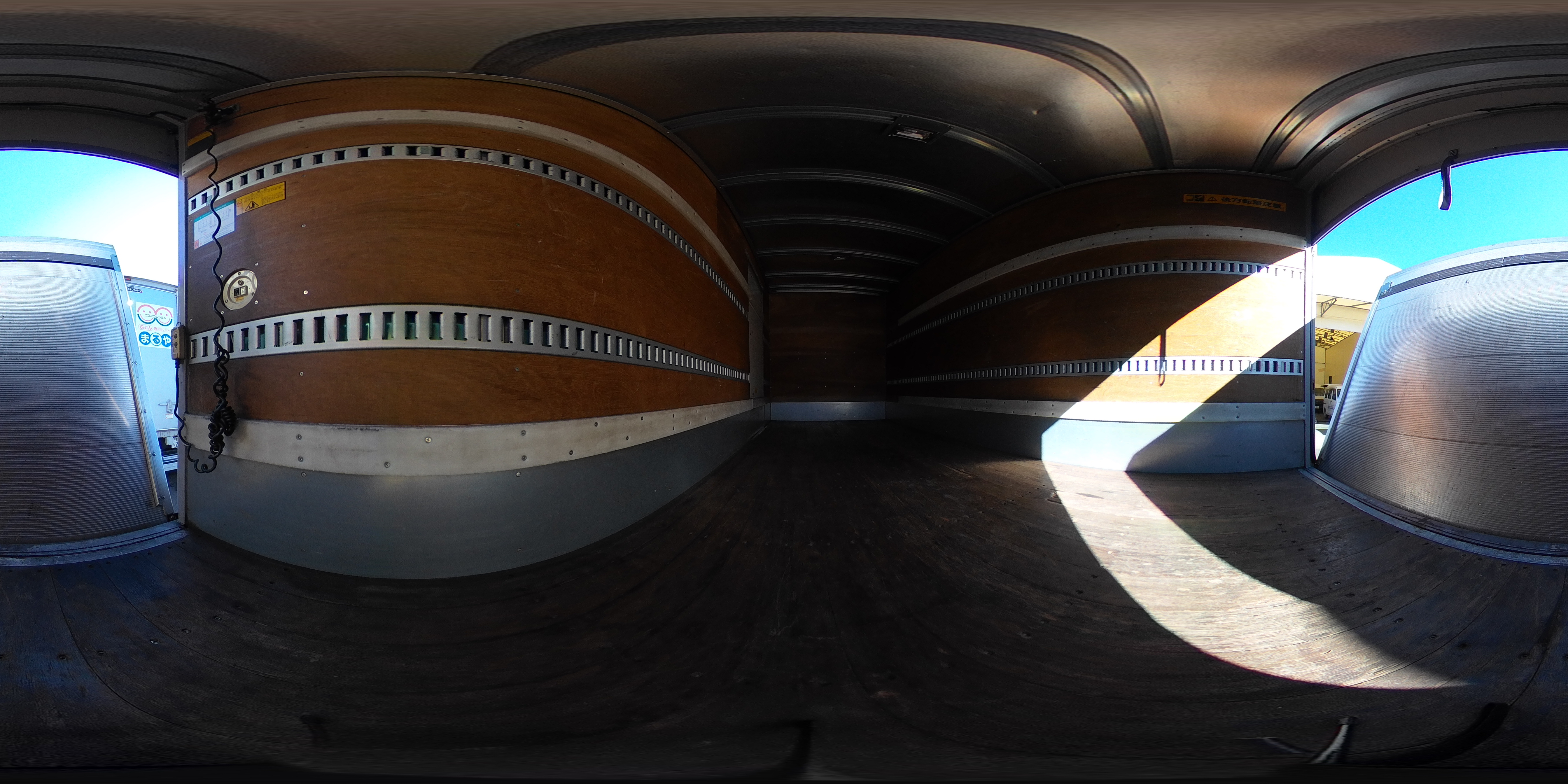 エルフ　「標準幅　ロング」　パネルバン　積載２０００ｋｇ　サイドドア　跳ね上げ式パワーゲート　ラッシング２段　左電格ミラー　坂道発進補助　バックカメラ　ＥＴＣ　フォグランプ　日本フルハーフ製　６速ＭＴ！2