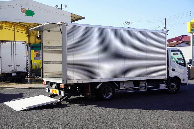 デュトロ　「ワイド超ロング」　アルミバン　積載２９５０ｋｇ　跳ね上げ式　パワーゲート　ラッシング２段　荷台一部シマ板張り　バックカメラ　社外ナビ　フルセグＴＶ　ＥＴＣ２．０　左電格ミラー　ＬＥＤヘッドライト＆フォグランプ　クリアランスソナー　スマートキー　日本フルハーフ製　ＡＴ車！フロント画像