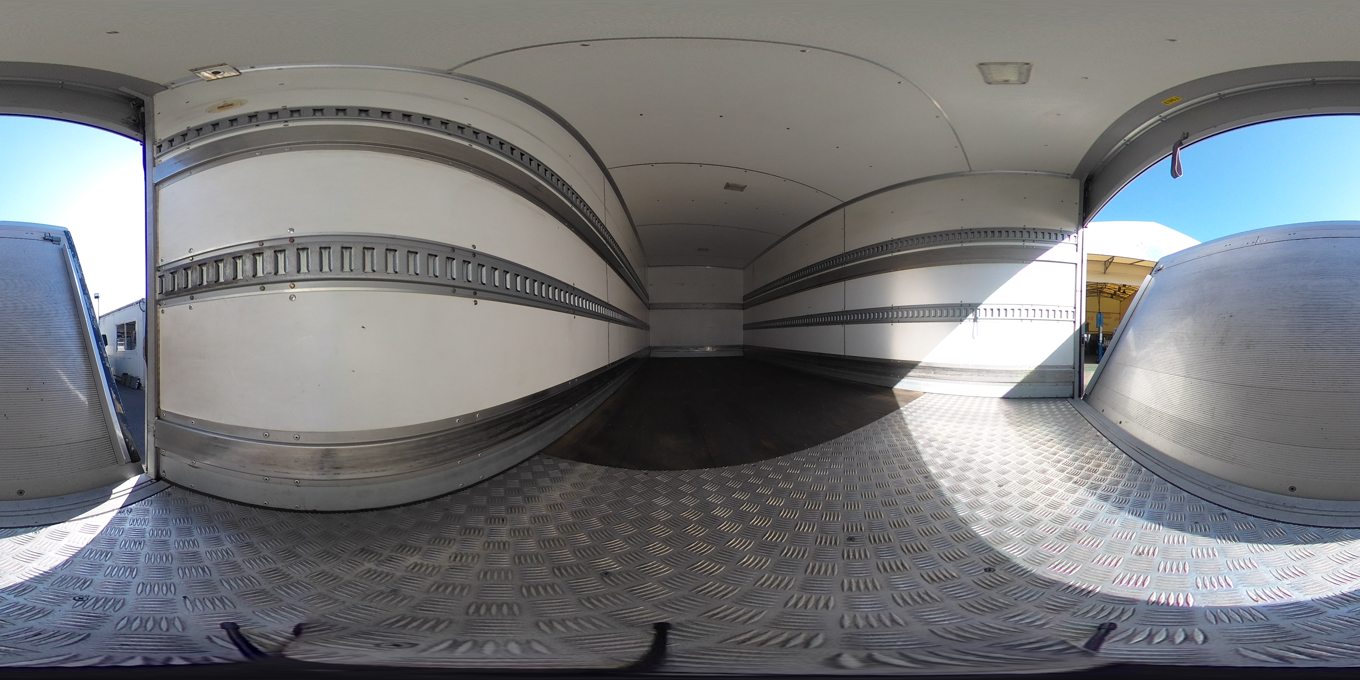 デュトロ　「ワイド超ロング」　アルミバン　積載２９５０ｋｇ　跳ね上げ式　パワーゲート　ラッシング２段　荷台一部シマ板張り　バックカメラ　社外ナビ　フルセグＴＶ　ＥＴＣ２．０　左電格ミラー　ＬＥＤヘッドライト＆フォグランプ　クリアランスソナー　スマートキー　日本フルハーフ製　ＡＴ車！2