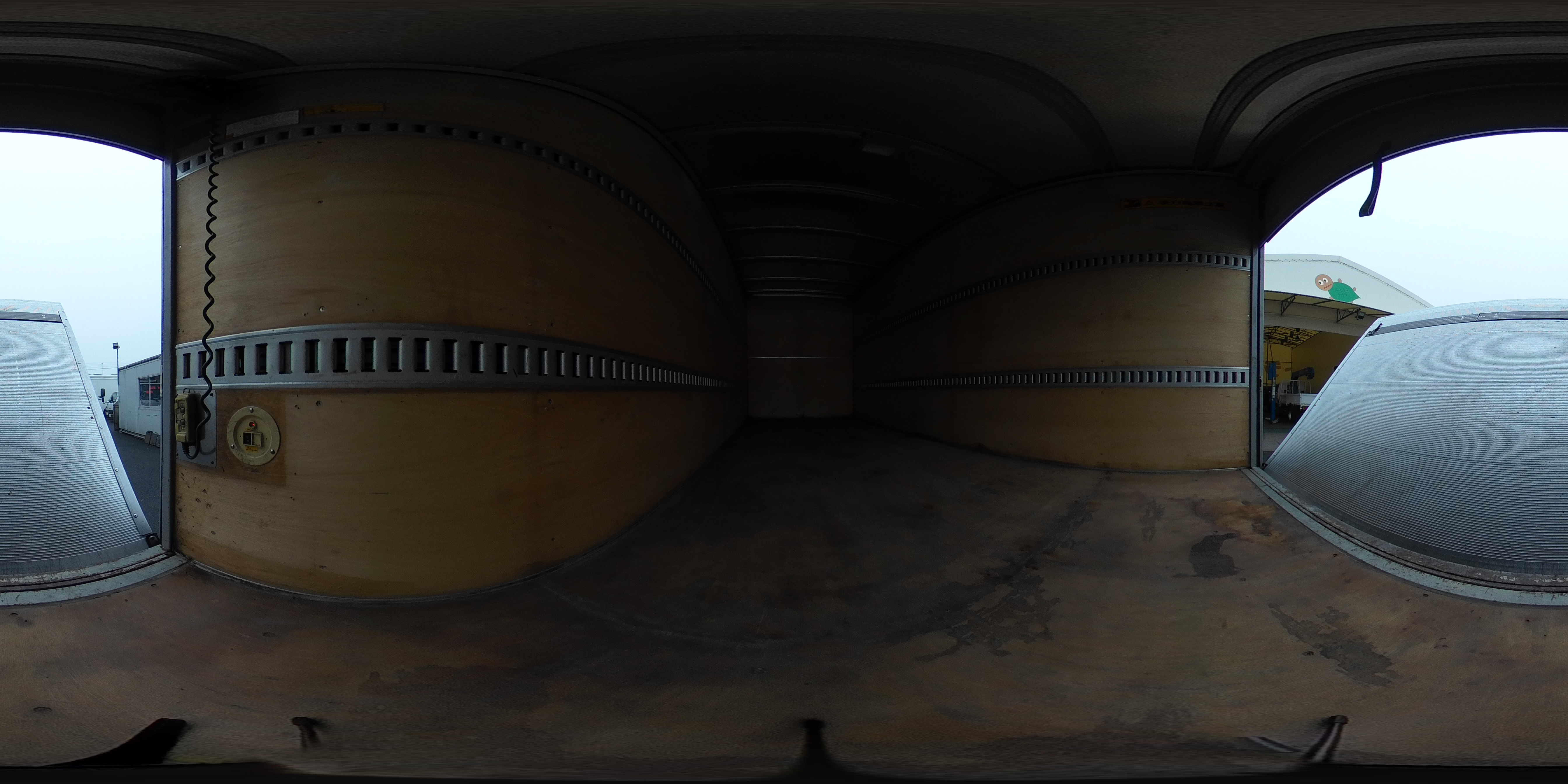 エルフ　「標準幅　ロング」　アルミバン　積載２０００ｋｇ　跳ね上げ式パワーゲート　ラッシング２段　導風板　左電格ミラー　坂道発進補助　バックカメラ　ＥＴＣ　社外ナビ　フォグランプ　日本フルハーフ製　６速ＭＴ！2