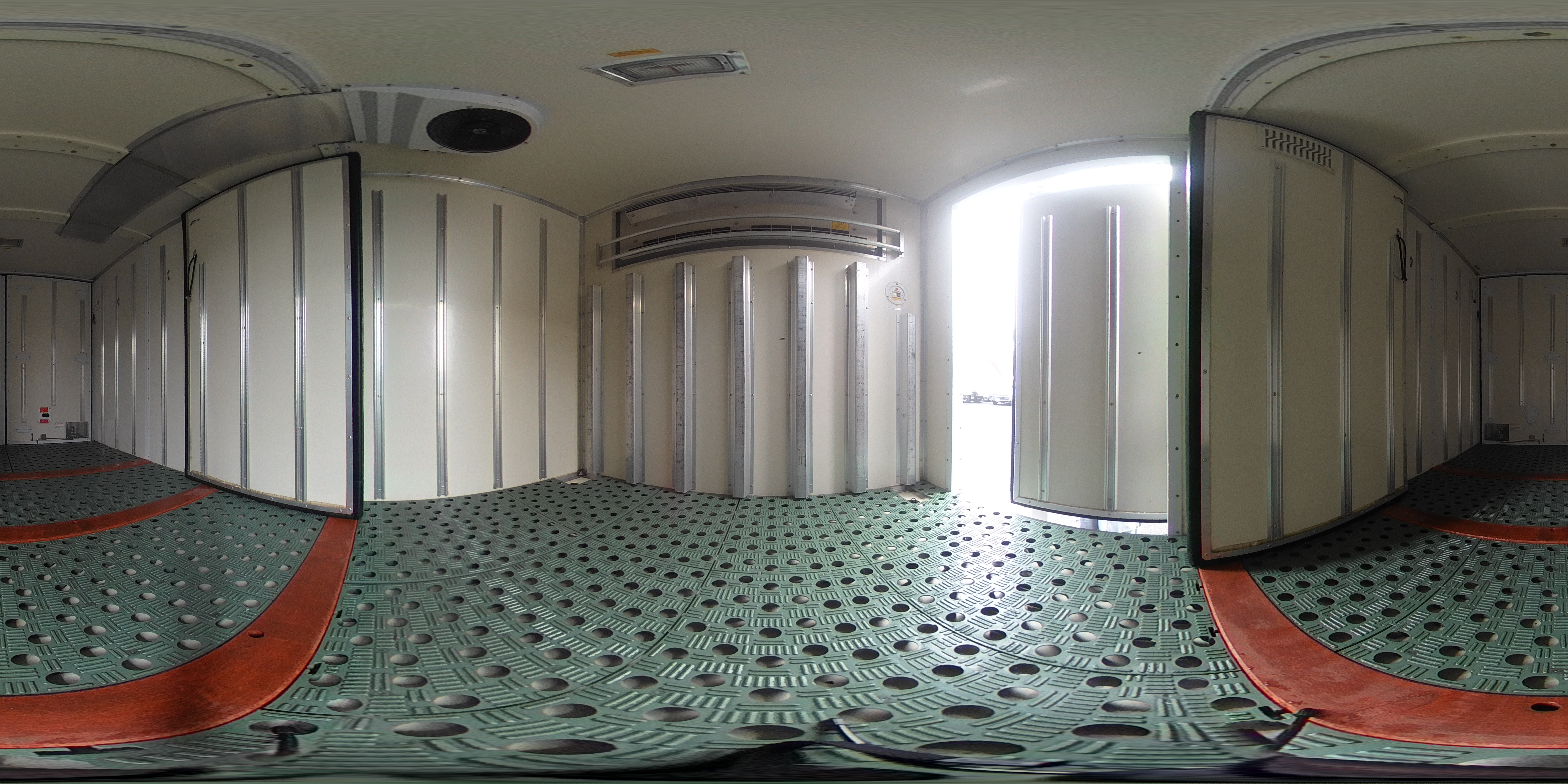 エルフ　１０尺　冷蔵冷凍車　積載２０００ｋｇ　東プレ製　サイドドア　－３０度設定　スタンバイ装置　エアリブ　荷台スノコ付き　間仕切り扉　送風機　９０度ストッパー　左電格ミラー　坂道発進補助　バックカメラ　ＥＴＣ２．０　フォグランプ　衝突軽減ブレーキ　車線逸脱警報　５速ＭＴ！2