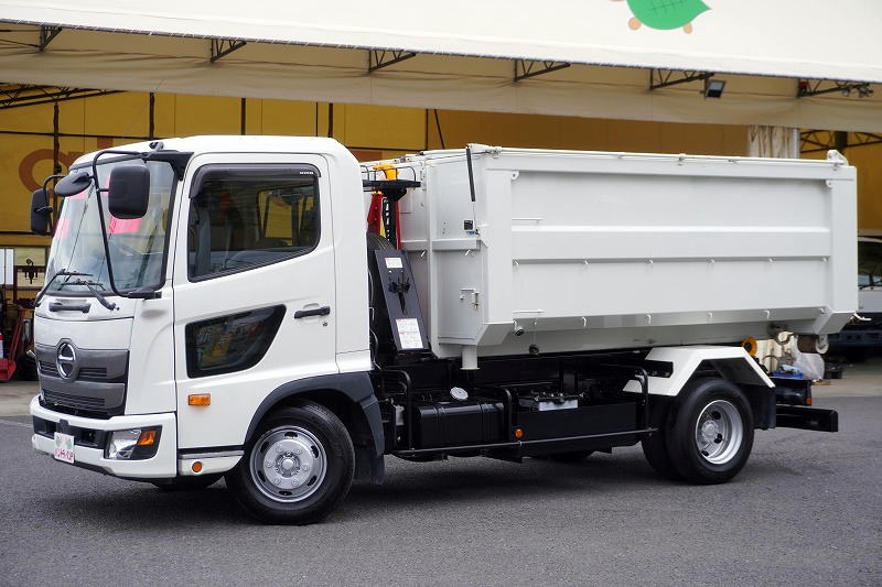 レンジャー　４トン　「ベッドレス」　フックロール　極東製　積載３６５０ｋｇ　ツインシリンダー　キャブバックステップ　ラジコン　網工具入れ　新明和製水密天蓋付き舟底コンテナ（内側オールステンレス張り）　坂道発進補助　ＥＴＣ２．０　６速ＭＴ！フロント画像