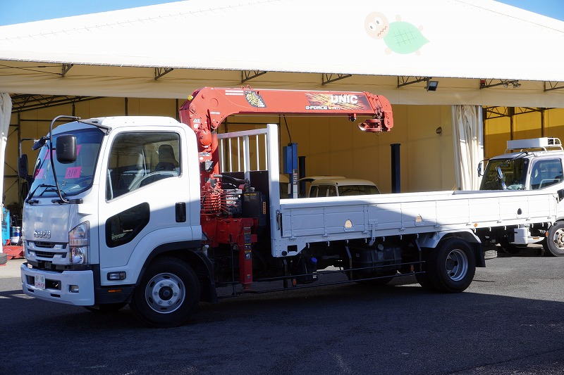 フォワード　４トン　「標準幅　ベッドレス」　４段クレーン　積載２５００ｋｇ　古河ユニック製　５．４ｍ長　ラジコン　フックイン　２．９３ｔ吊　セイコーラック　ロープ穴３対　ＥＴＣ　低走行！ＡＴ車！フロント画像