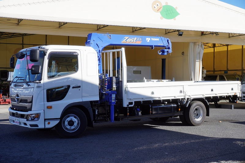 レンジャー　４トン　「標準幅　ベッド付き」　４段クレーン　積載２１００ｋｇ　タダノ製　５．１ｍ長　ラジコン　フックイン　２．９３ｔ吊　セイコーラック　ロープ穴４対　ＬＥＤヘッドライト＆フォグランプ　坂道発進補助　オートエアコン　ＥＴＣ２．０　衝突軽減ブレーキ　車線逸脱警報　６速ＭＴ！高年式！低走行！！　車検「Ｒ８年４月まで！」フロント画像