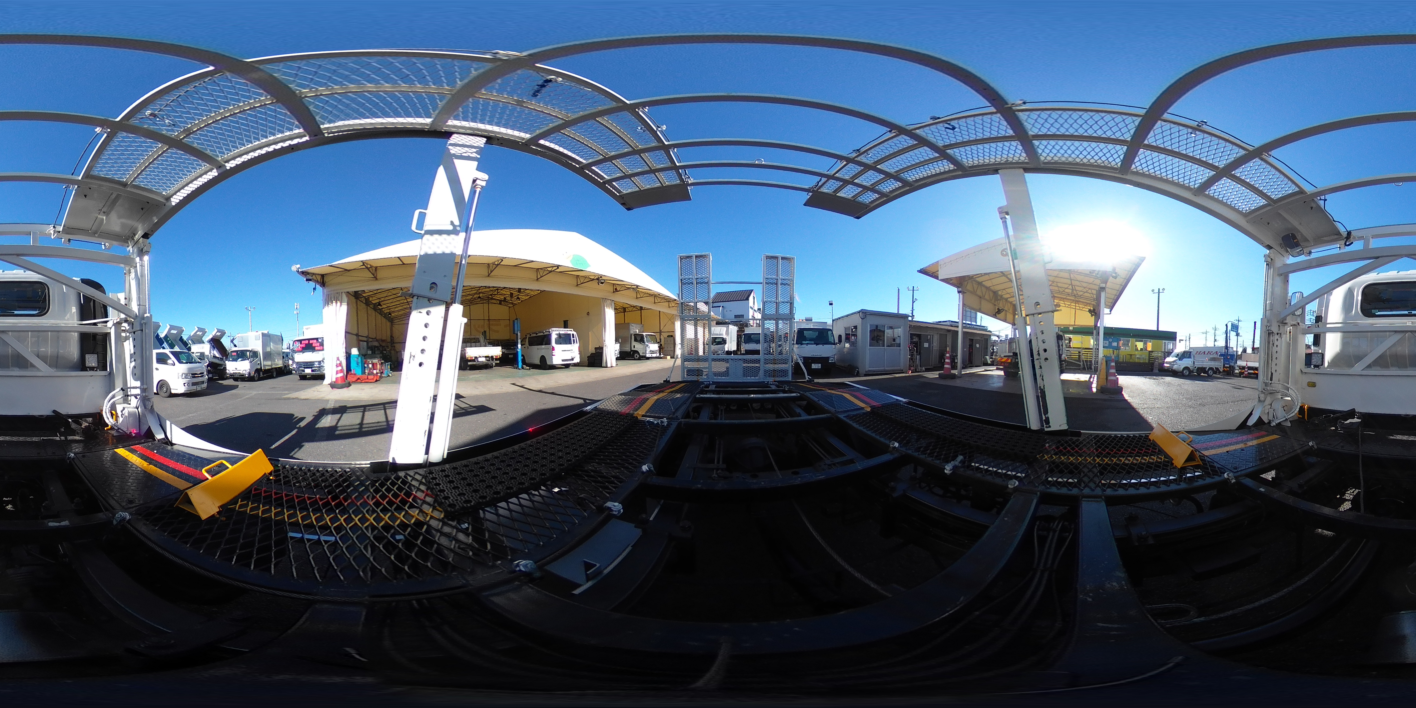 エルフ　「ワイド超ロング」　キャリアカー　２台積　古河ユニック製　積載３５００ｋｇ　ウインチ　油圧リアゲート　ラジコン　バックカメラ　社外ナビ　ＥＴＣ２．０　左電格ミラー　坂道発進補助　フォグランプ　アルミホイール　６速ＭＴ！　車検「Ｒ８年１１月まで！」2