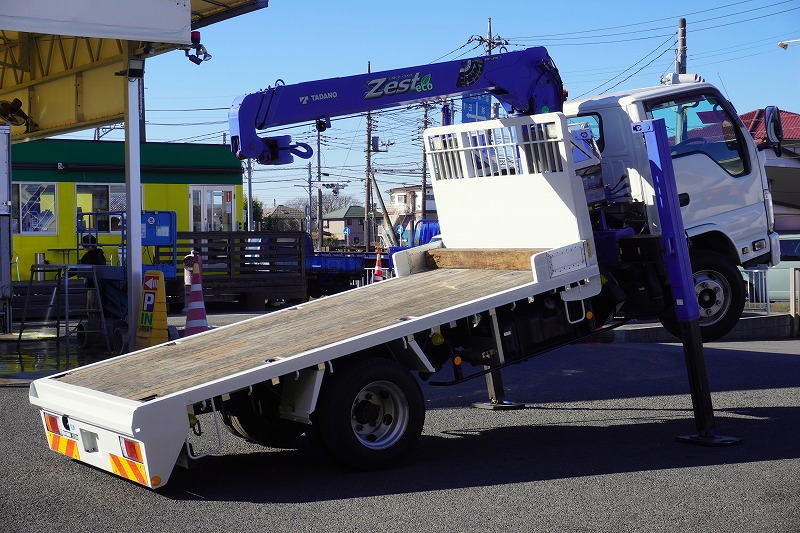 エルフ　「標準幅　ロング」　３段セルフクレーン　積載３５５０ｋｇ　タダノ製　ラジコン　フックイン　２．６３ｔ吊　アユミ板掛け　造りボディー　鳥居下部鉄板張り　床フック　左電格ミラー　坂道発進補助　社外ナビ　ＥＴＣ　６速ＭＴ！希少車！！フロント画像