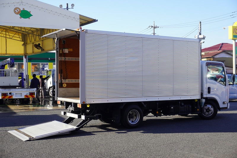 エルフ　「標準幅　ロング」　アルミバン　積載２６５０ｋｇ　跳ね上げ式パワーゲート　ラッシング２段　左電格ミラー　坂道発進補助　バックカメラ　ＥＴＣ２．０　フォグランプ　日本フルハーフ製　６速ＭＴ！フロント画像