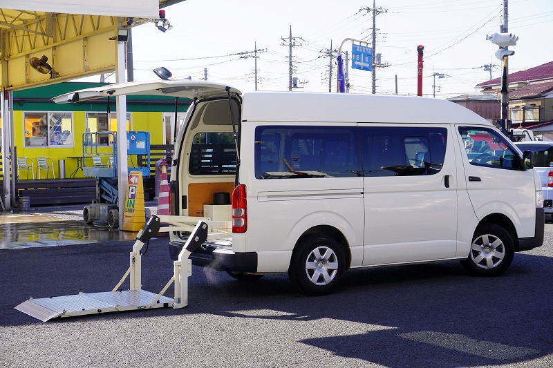 ハイエース　ロング　ＤＸ　５ドア　「ハイルーフ」　ガソリン車　３～６人乗り　トヨタ車体製パワーゲート　ＥＴＣ　電動格納ミラー　キーレス　衝突軽減ブレーキ　車線逸脱警報　ワンオーナー！ＡＴ車！フロント画像