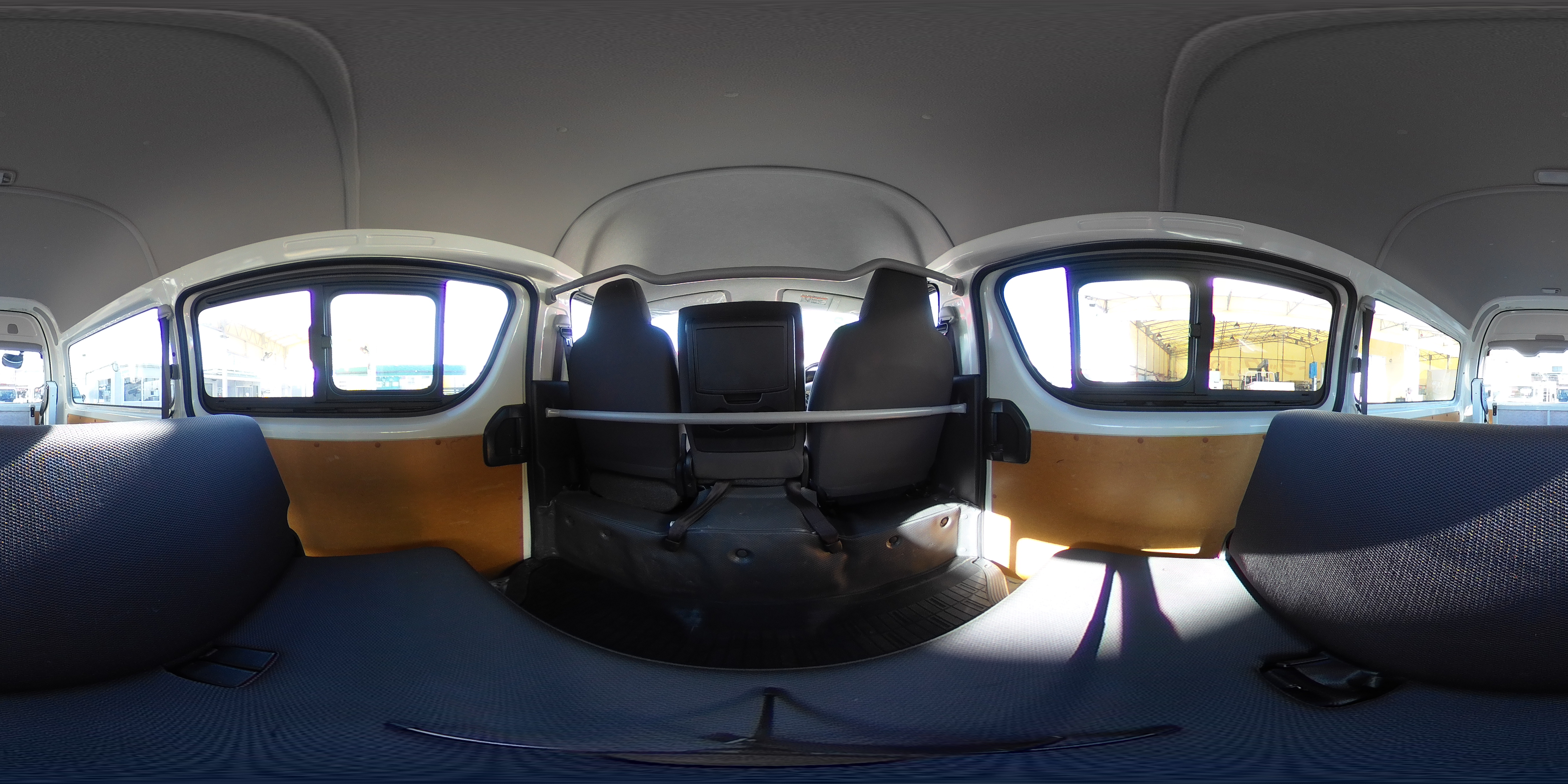 ハイエース　ロング　ＤＸ　５ドア　「ハイルーフ」　ガソリン車　３～６人乗り　トヨタ車体製パワーゲート　ＥＴＣ　電動格納ミラー　キーレス　衝突軽減ブレーキ　車線逸脱警報　ワンオーナー！ＡＴ車！0