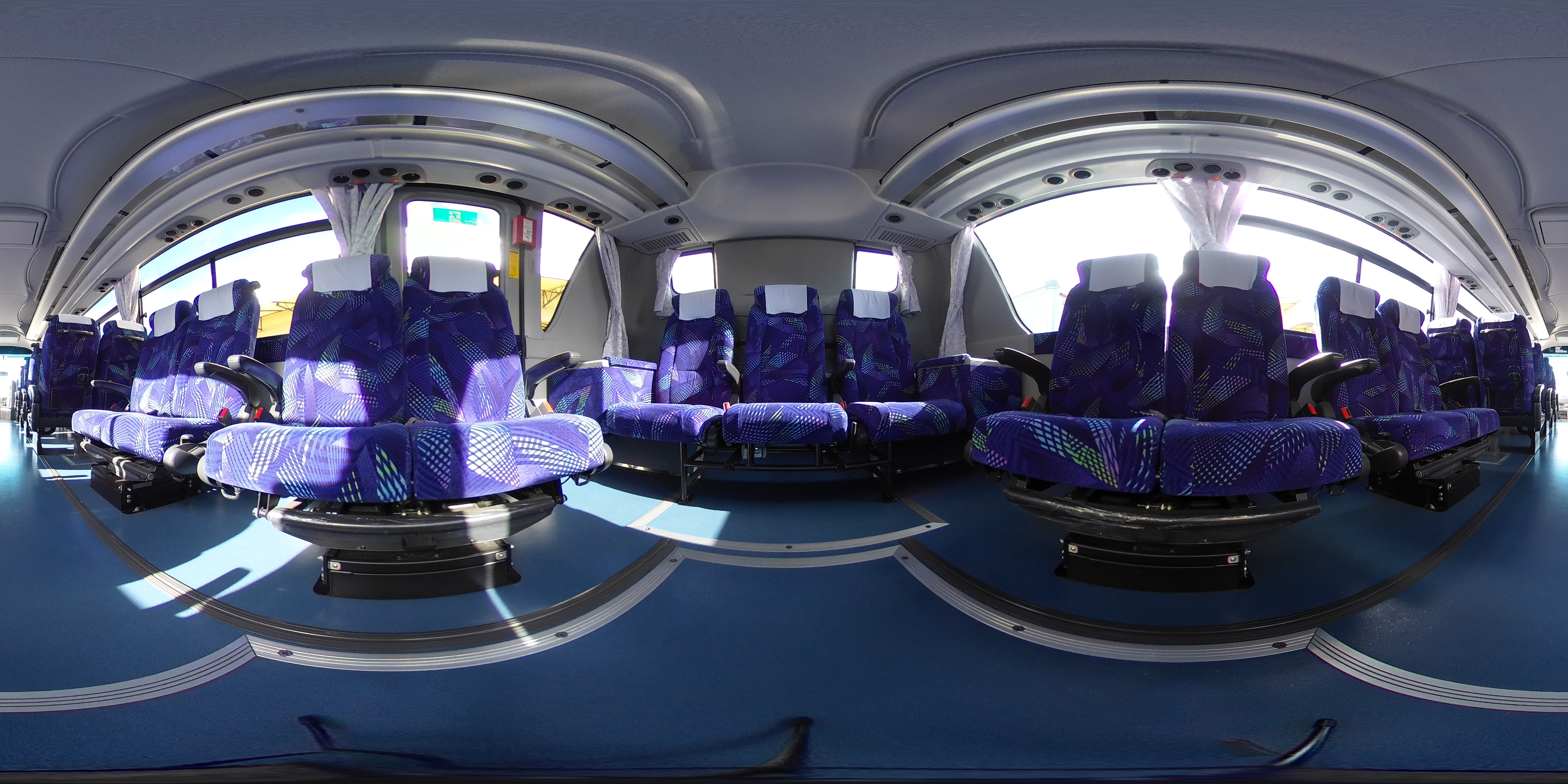 いすゞ　ガーラ　ハイデッカー９　「ショート」　観光バス　２９人乗り　１ドア　自動ドア　総輪エアサス　リターダー　リア４脚サロンシート　貫通式トランク２列　格納式後席用モニター２箇所　冷蔵庫　湯沸器　ルームラック　ガイド席　モケットシート　バックカメラ　ＥＴＣ２．０　衝突軽減ブレーキ　車線逸脱警報　６速ＭＴ！2