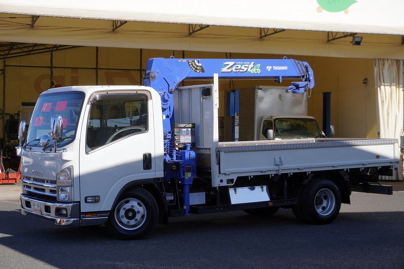 エルフ 「ワイドロング」 4段クレーン 積載3000kg タダノ製 ラジコン フックイン 2.93t吊 セイコーラック 鳥居シマ板張り 床フック3対 左電格ミラー 坂道発進補助 バックカメラ ETC アオリ上部プロテクター付き 鳥居ツノ出し メッキパーツ フォグランプ 6速MT!フロント画像