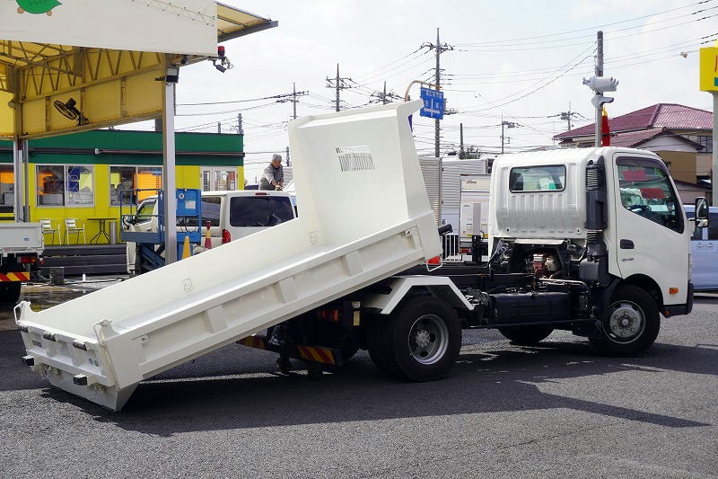 デュトロ　「ワイド」　強化　ローダーダンプ　新明和製　一方開　積載３６５０ｋｇ　スライド用ラジコン　アオリフック３対　ダンプピン　６速ＭＴ！フロント画像