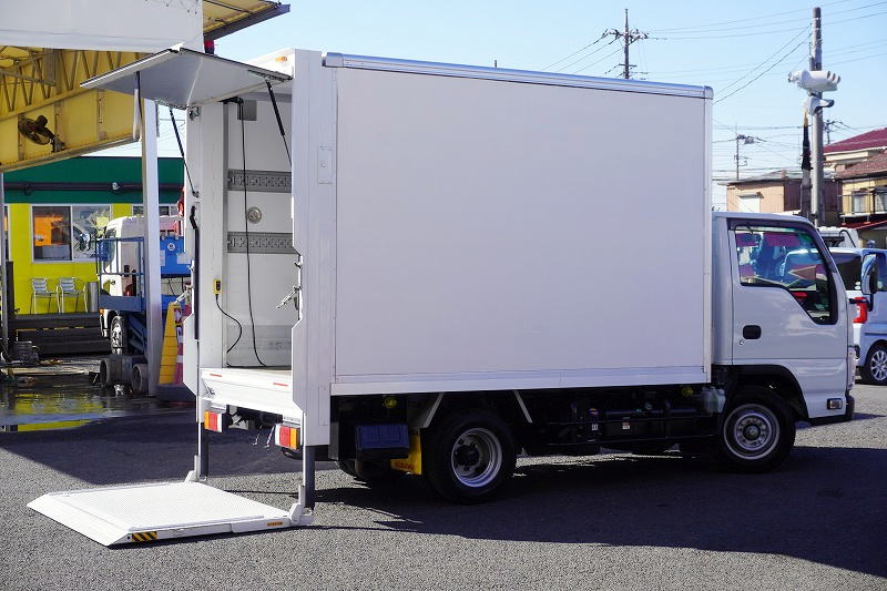 エルフ 10尺 パネルバン 積載1550kg 跳ね上げ式 垂直パワーゲート ラッシング2段 キーレス AT車!低走行!準中型(5トン限定)免許対応! 車検「R8年7月まで!」フロント画像