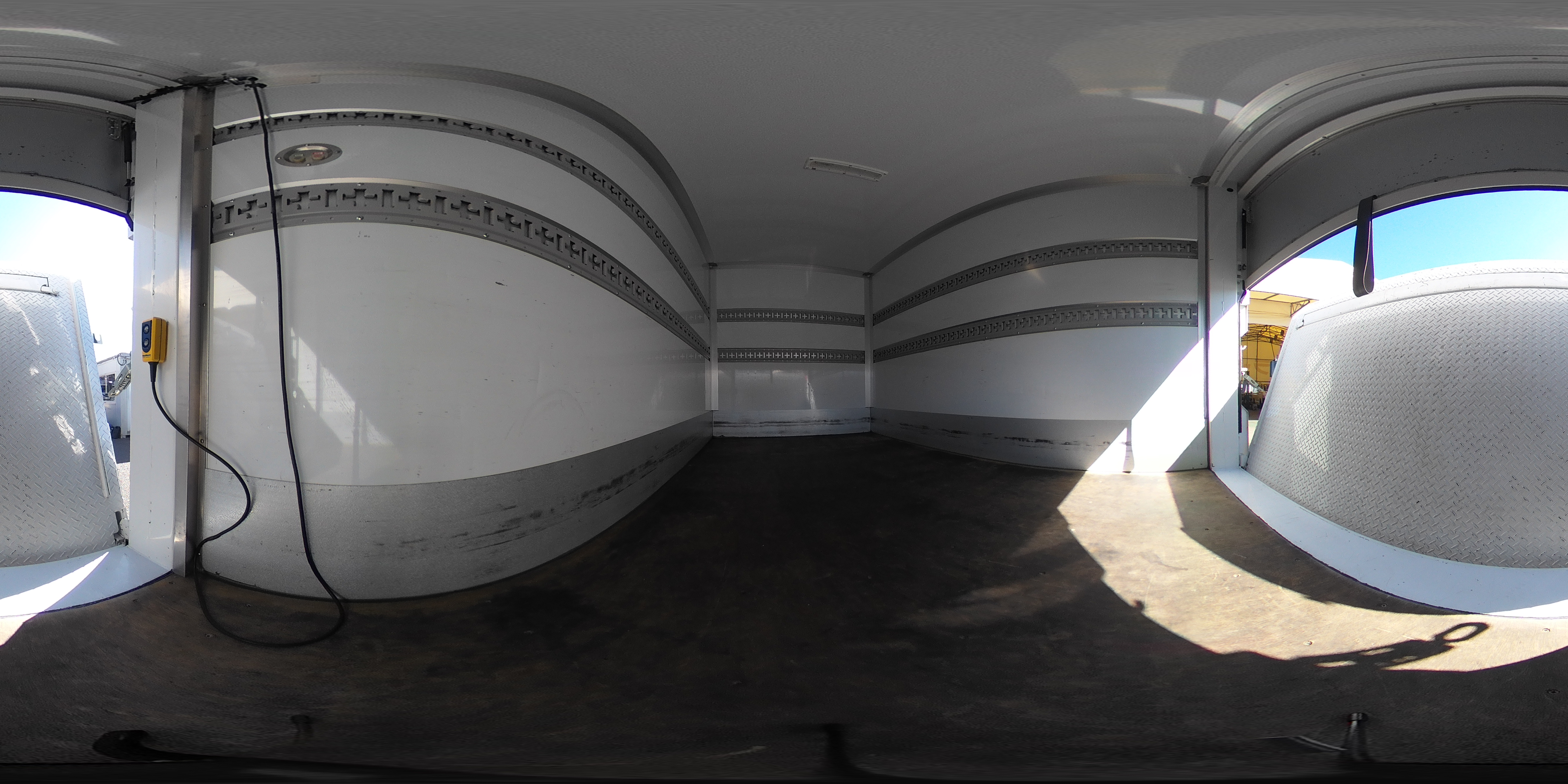 エルフ　１０尺　パネルバン　積載１５５０ｋｇ　跳ね上げ式　垂直パワーゲート　ラッシング２段　キーレス　ＡＴ車！低走行！準中型（５トン限定）免許対応！　車検「Ｒ８年７月まで！」2