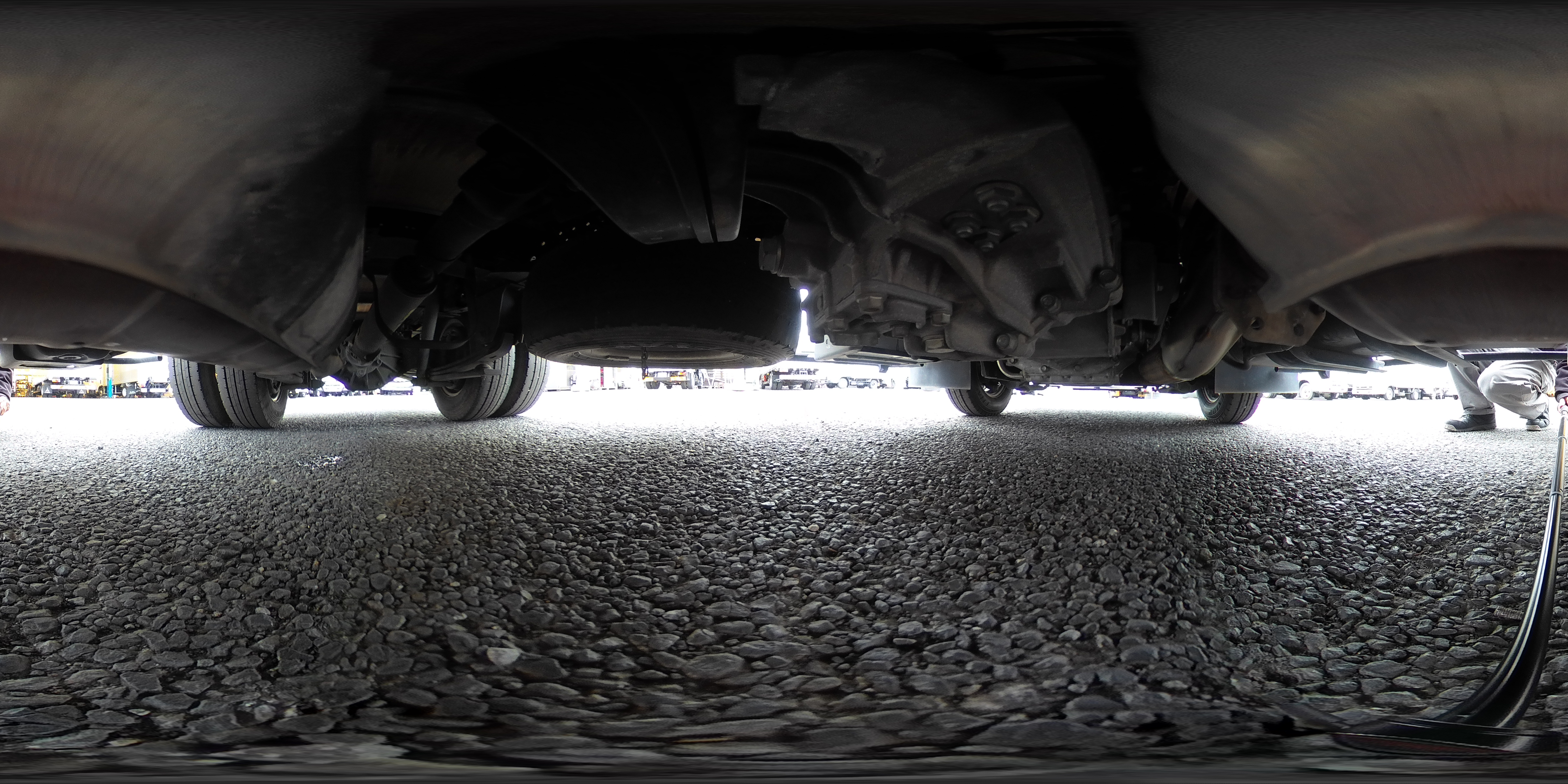 エルフ　１０尺　アルミバン　積載１９００ｋｇ　リア観音扉　垂直パワーゲート　サイドドア　ラッシング２段　左電格ミラー　バックカメラ　ＥＴＣ２．０　フォグランプ　メッキフロントバンパー　全低床　ＡＴ車！準中型（５トン限定）免許対応！1