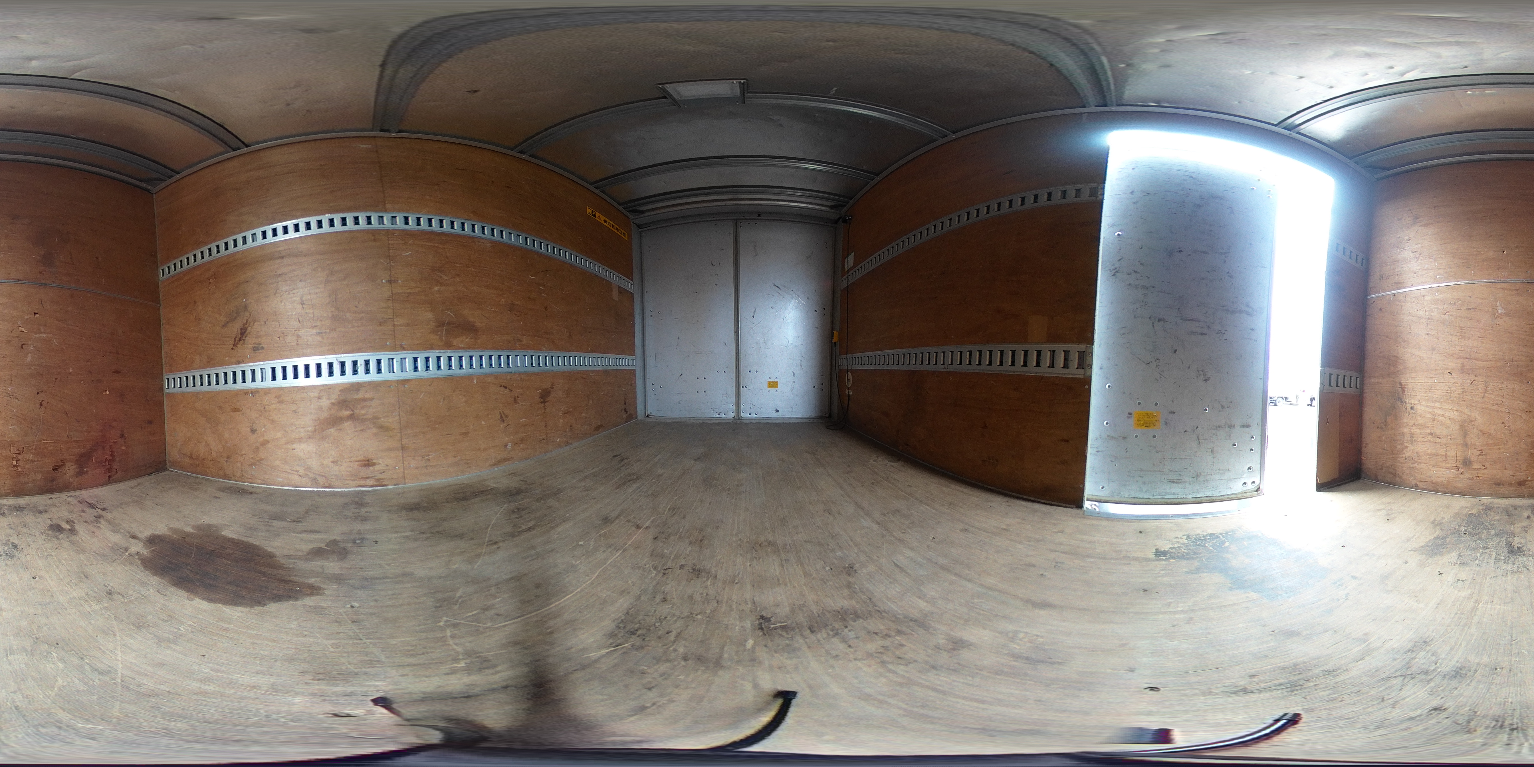 エルフ　１０尺　アルミバン　積載１９００ｋｇ　リア観音扉　垂直パワーゲート　サイドドア　ラッシング２段　左電格ミラー　バックカメラ　ＥＴＣ２．０　フォグランプ　メッキフロントバンパー　全低床　ＡＴ車！準中型（５トン限定）免許対応！2