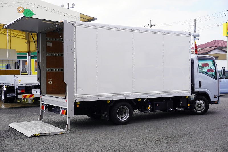 エルフ　「ワイドロング」　パネルバン　積載２０００ｋｇ　跳ね上げ式　垂直パワーゲート　サイドドア　ラッシング３段　床フック　バックカメラ　ＥＴＣ　左電格ミラー　坂道発進補助　フォグランプ　日本フルハーフ製　ＡＴ車！