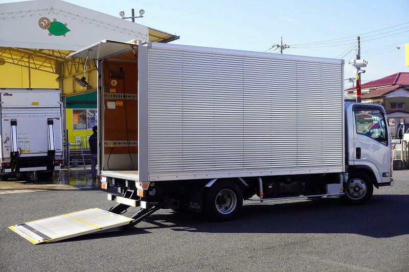 エルフ　「標準幅　ロング」　アルミバン　積載３０００ｋｇ　跳ね上げ式パワーゲート　ラッシング２段　左電格ミラー　バックカメラ　ＥＴＣ２．０　社外ナビ　フォグランプ　メッキパーツ　日本フルハーフ製　ＡＴ車！フロント画像