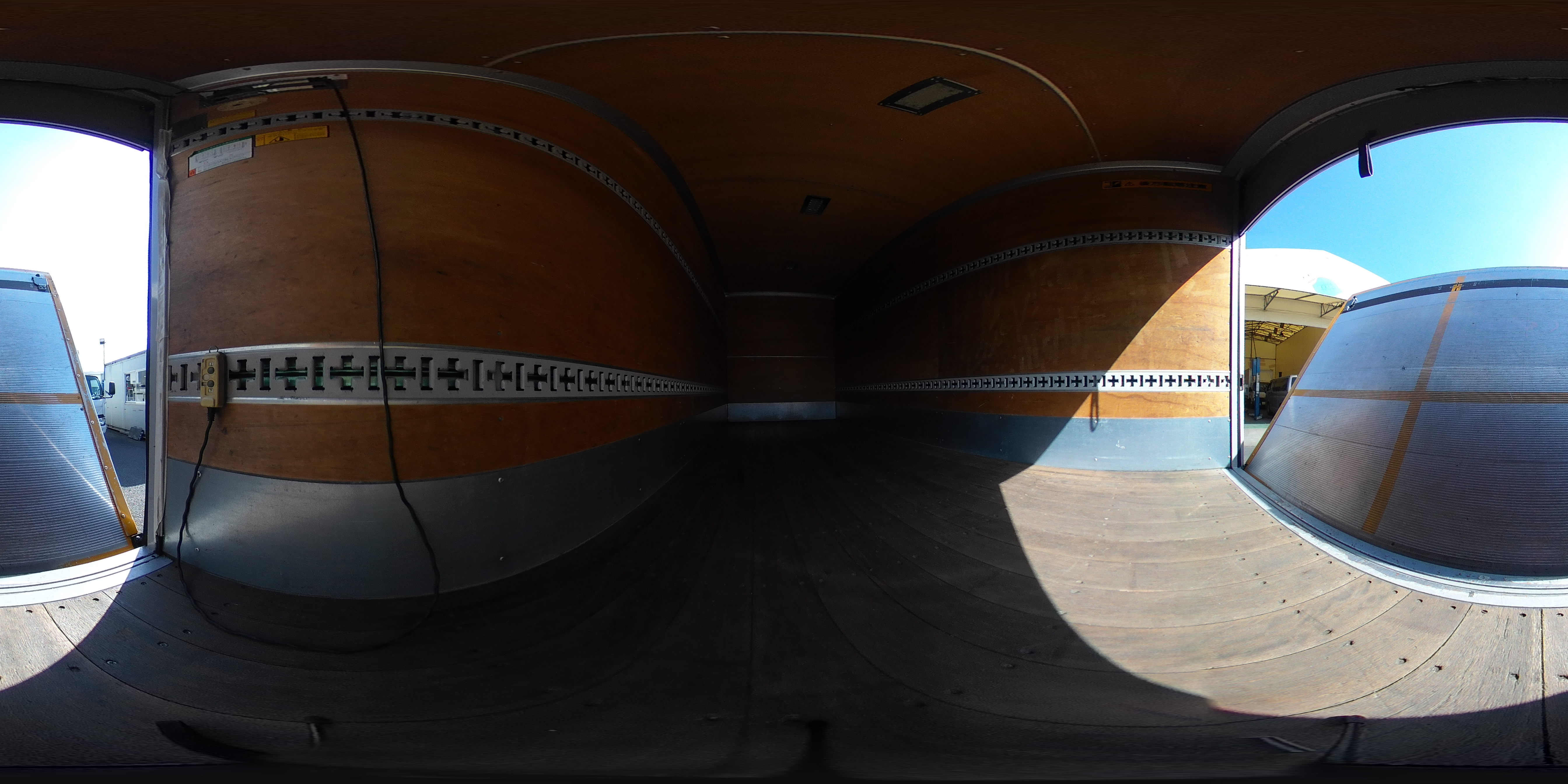 エルフ　「標準幅　ロング」　アルミバン　積載３０００ｋｇ　跳ね上げ式パワーゲート　ラッシング２段　左電格ミラー　バックカメラ　ＥＴＣ２．０　社外ナビ　フォグランプ　メッキパーツ　日本フルハーフ製　ＡＴ車！2