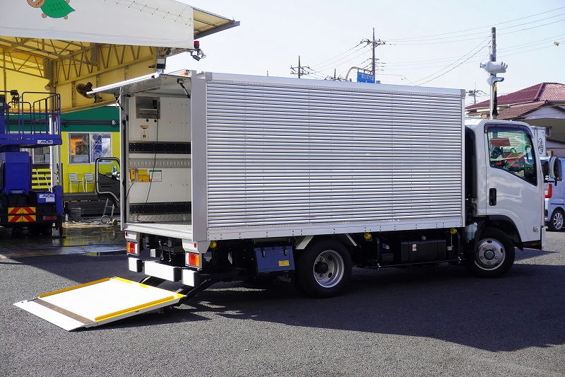 (未使用)エルフ 「ワイド セミロング」 アルミバン 積載2000kg 跳ね上げ式 パワーゲート ラッシング1段 低箱 荷台シマ板張り 換気扇 両側電格ミラー バックカメラ LEDヘッドライト&フォグランプ 衝突軽減ブレーキ 車線逸脱警報 オートエアコン 日本フルハーフ製 新型!AT車!給食配送仕様!希少車!!フロント画像