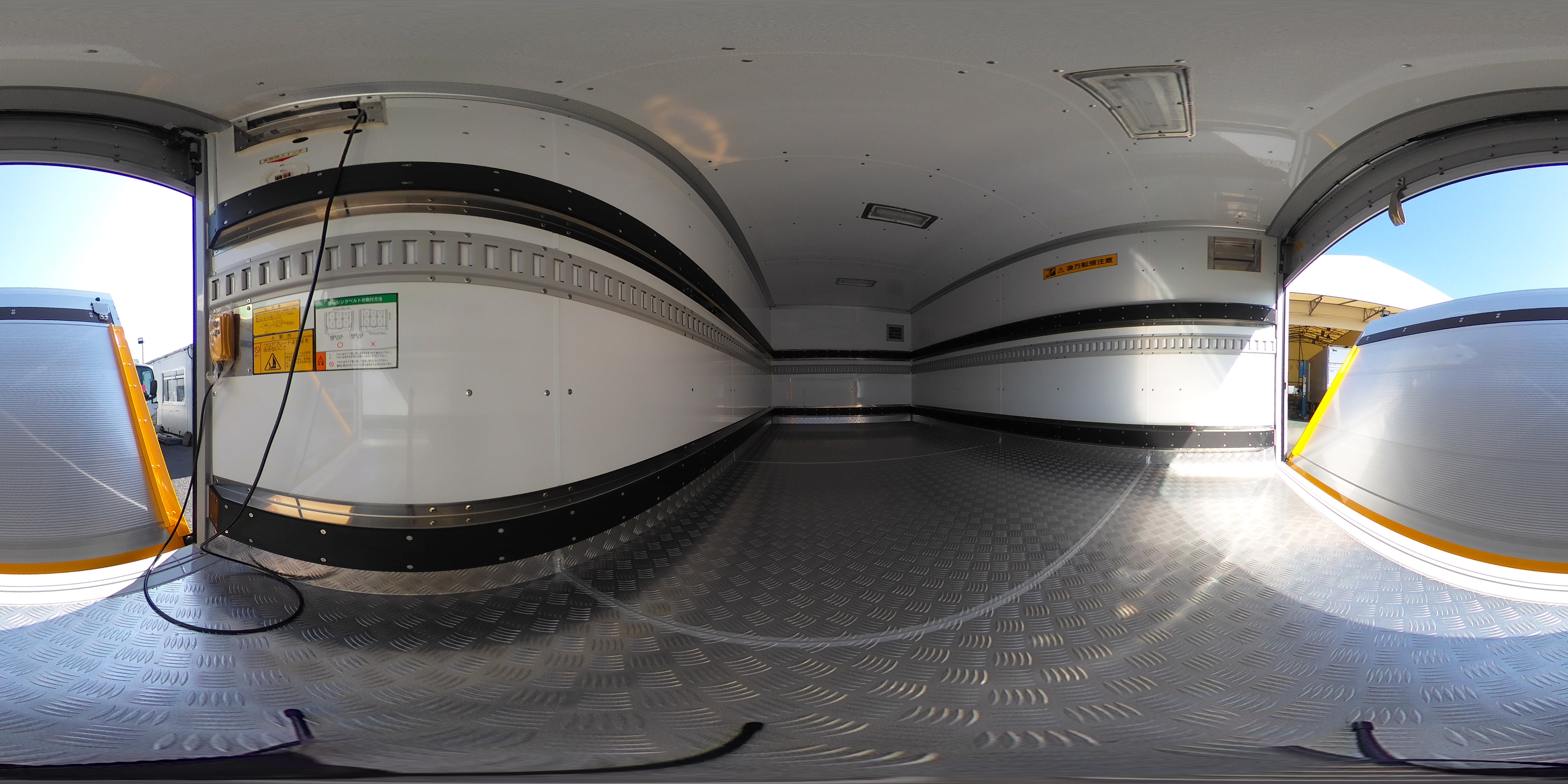 （未使用）エルフ　「ワイド　セミロング」　アルミバン　積載２０００ｋｇ　跳ね上げ式　パワーゲート　ラッシング１段　低箱　荷台シマ板張り　換気扇　両側電格ミラー　バックカメラ　ＬＥＤヘッドライト＆フォグランプ　衝突軽減ブレーキ　車線逸脱警報　オートエアコン　日本フルハーフ製　新型！ＡＴ車！給食配送仕様！希少車！！2