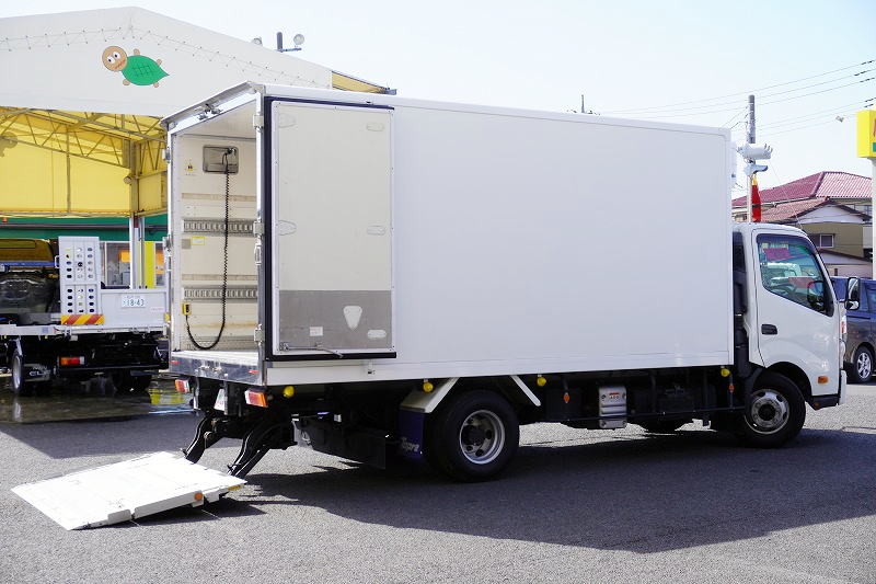 デュトロ　「ワイドロング」　冷蔵冷凍車　積載２９５０ｋｇ　格納パワーゲート　サイドドア　－３０度設定　荷台シマ板張り　ラッシング２段　左電格ミラー　ＬＥＤヘッドライト　フォグランプ　バックカメラ　ＥＴＣ２．０　クリアランスソナー　衝突軽減ブレーキ　車線逸脱警報　東プレ製　ＡＴ車！　車検「Ｒ８年９月まで！」フロント画像