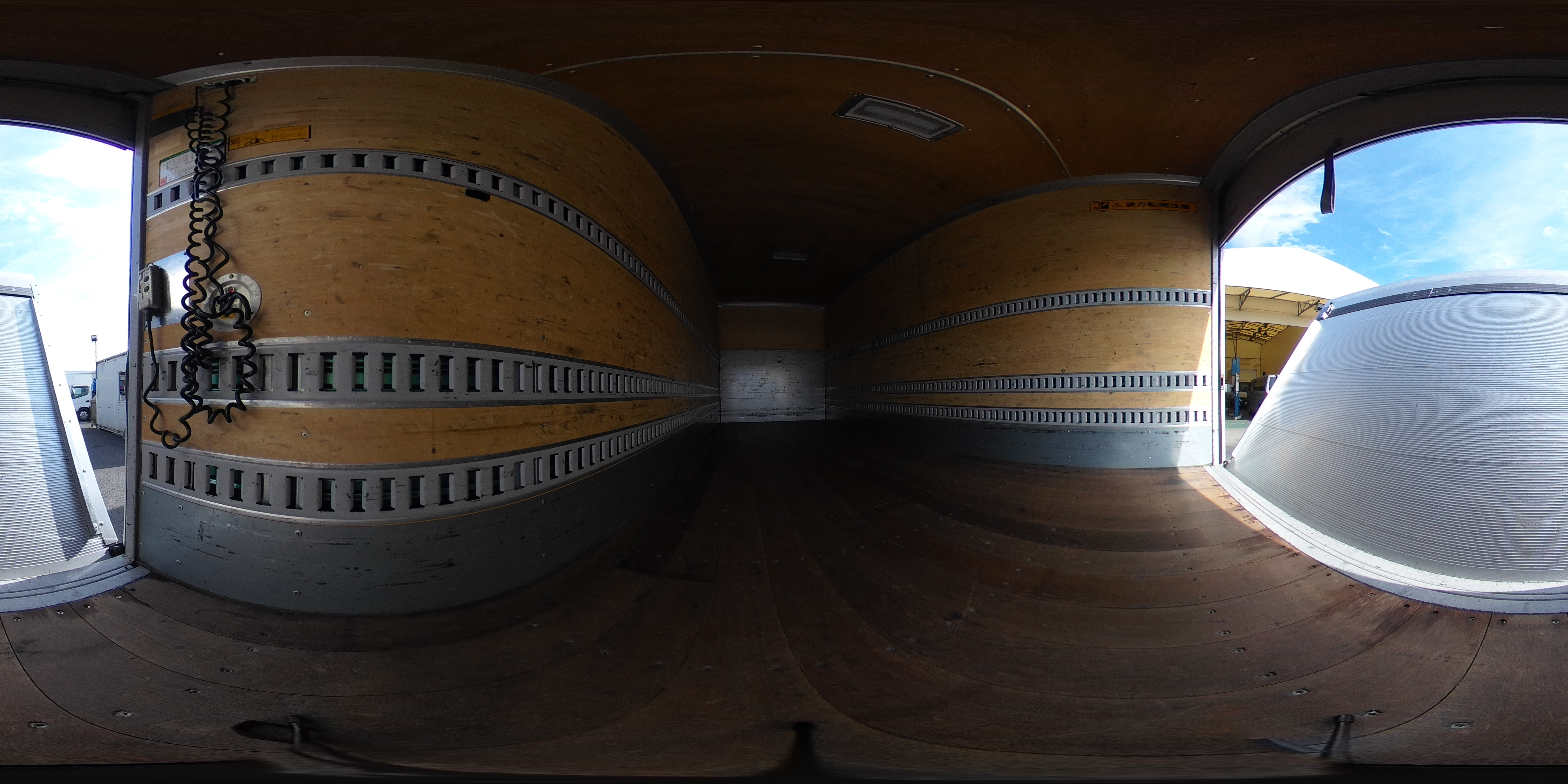 エルフ　「標準幅　ロング」　アルミバン　積載２０００ｋｇ　跳ね上げ式パワーゲート　ラッシング３段　導風板　両側電格ミラー　バックカメラ　ＥＴＣ　社外ナビ　フォグランプ　日本フルハーフ製　ＡＴ車！2