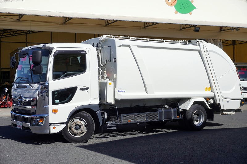 レンジャー　４トン　「ベッドレス」　パッカー車　プレス式　積載１５００ｋｇ　１０．２立米　新明和製　連続動作　防臭ドア　汚水タンク　網工具入れ　バックカメラ　ＥＴＣ２．０　坂道発進補助　衝突軽減ブレーキ　車線逸脱警報　メッキパーツ多数！６速ＭＴ！段ボール仕様！フロント画像