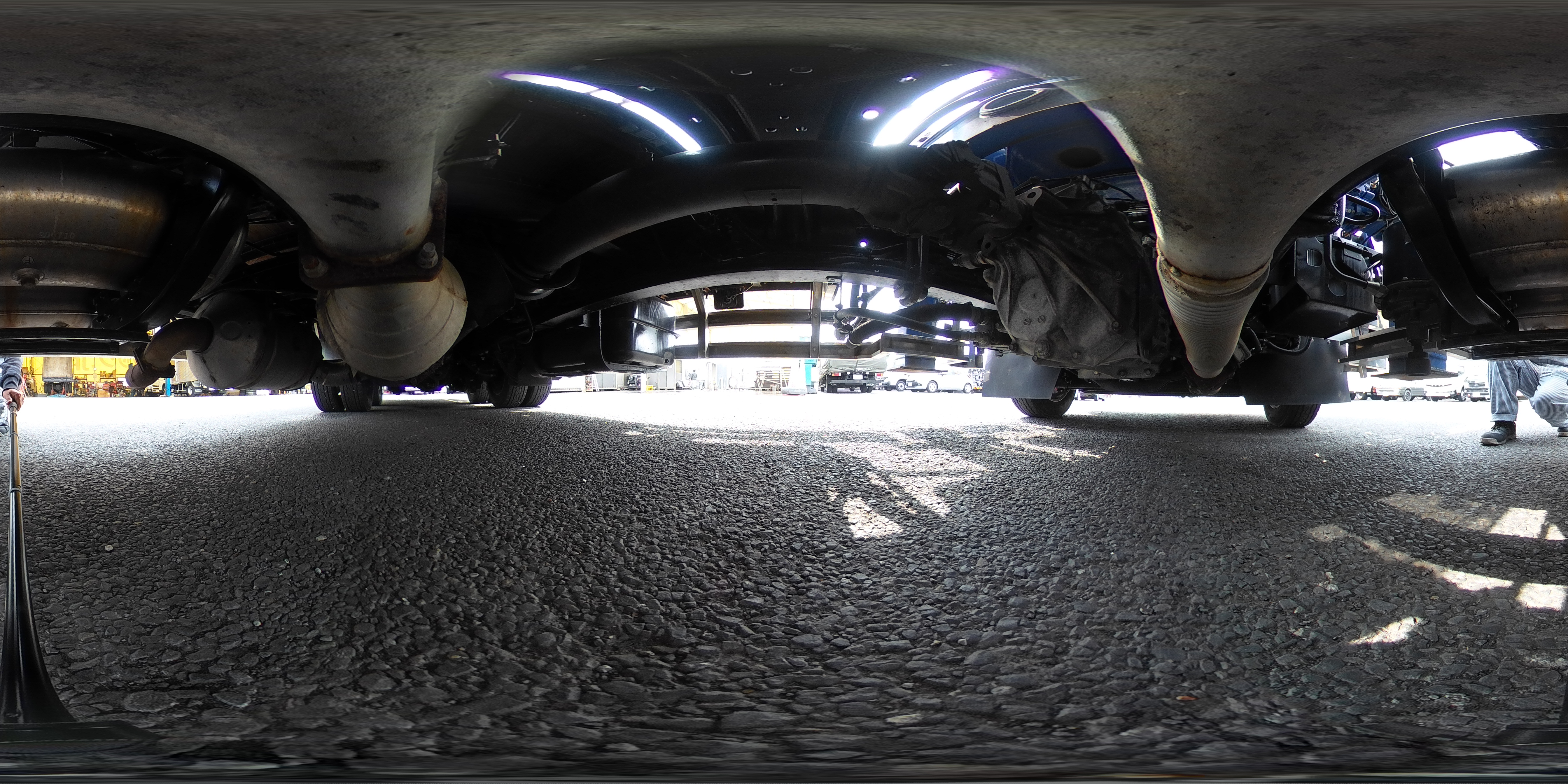 ファイター　大型　３軸　２デフ　リーフサス　「ベッド付き」　４段セルフクレーン　積載９５００ｋｇ　６．４ｍ長　タダノ製　ラジコン　フックイン　２．９３ｔ吊　ウインチ　造りボディー　鳥居埋め込み式工具入れ　アルミブロック　五方開　ロープ穴５対　床フック５対　スタンション穴　アユミ板掛け＆アユミ板付き　アルミホイール　メッキパーツ　ＥＴＣ２．０　回送仕様　６速ＭＴ！　車検「Ｒ９年２月まで！」1