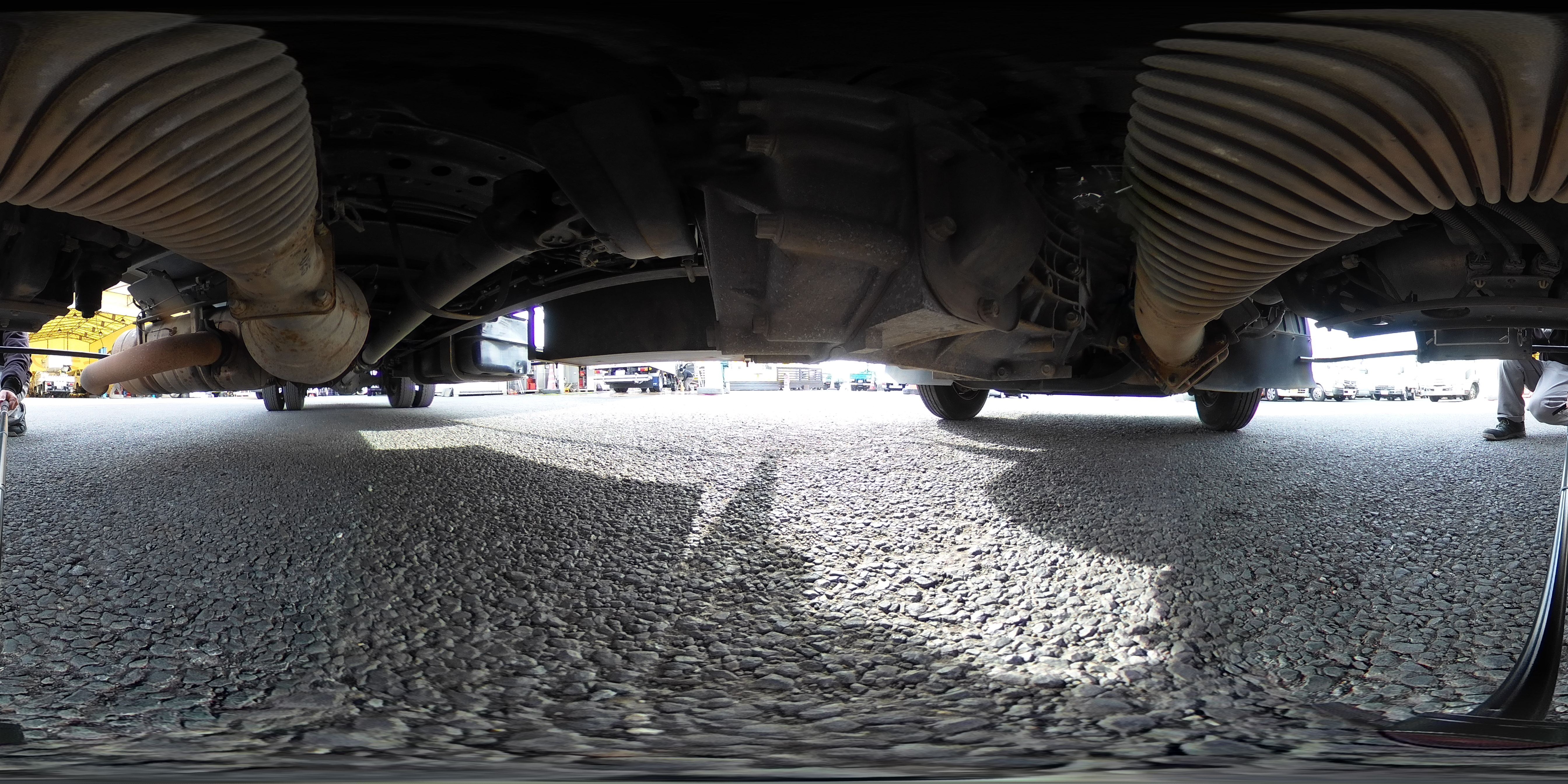 ファイター　４トン　「ワイド　ベッド付き」　アルミバン　積載２８５０ｋｇ　リーフサス　６．２ｍ長　跳ね上げ式　パワーゲート　ラッシング２段　坂道発進補助　バックカメラ　ＥＴＣ　パブコ製　６速ＭＴ！1