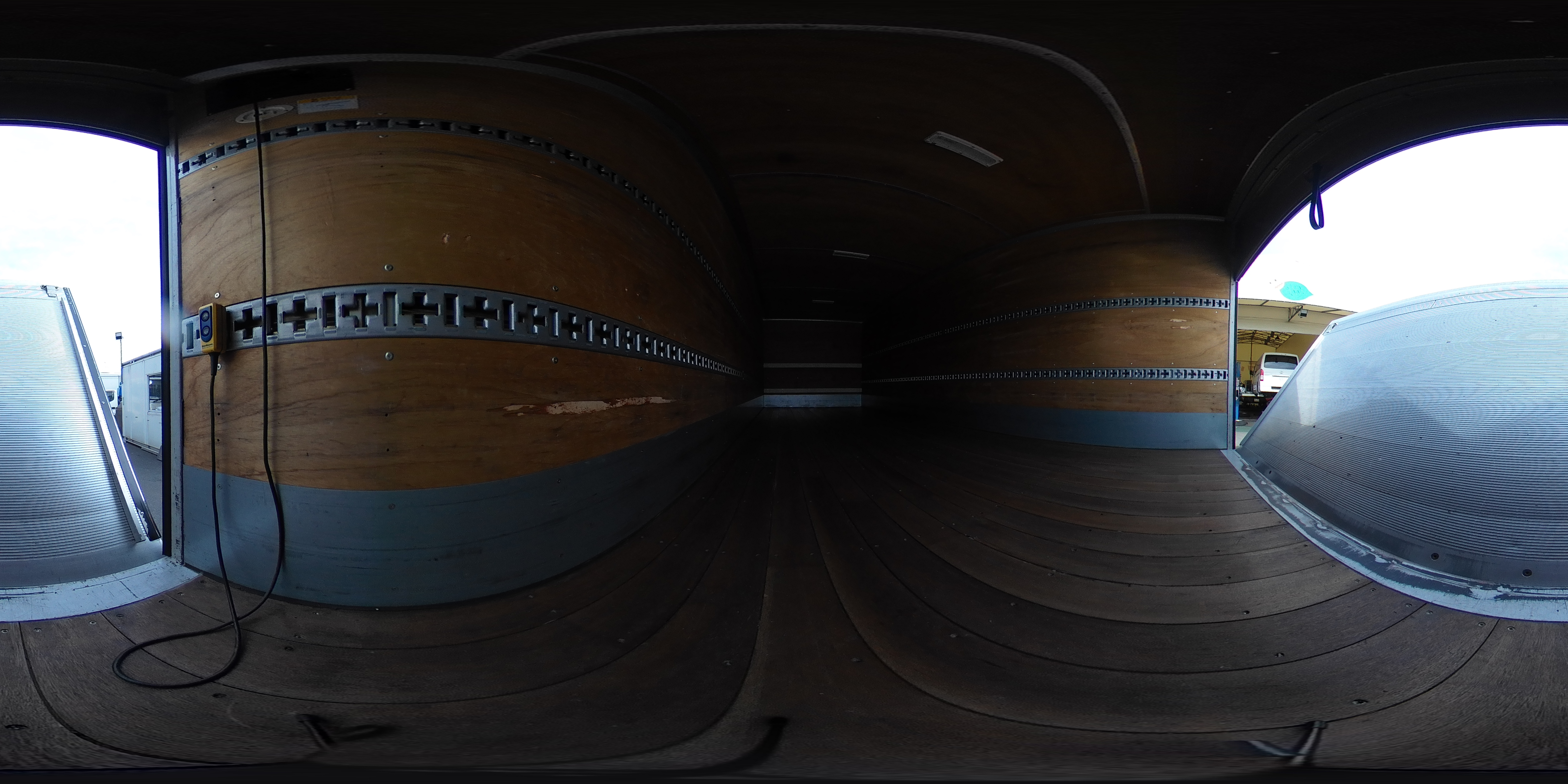 ファイター　４トン　「ワイド　ベッド付き」　アルミバン　積載２８５０ｋｇ　リーフサス　６．２ｍ長　跳ね上げ式　パワーゲート　ラッシング２段　坂道発進補助　バックカメラ　ＥＴＣ　パブコ製　６速ＭＴ！2