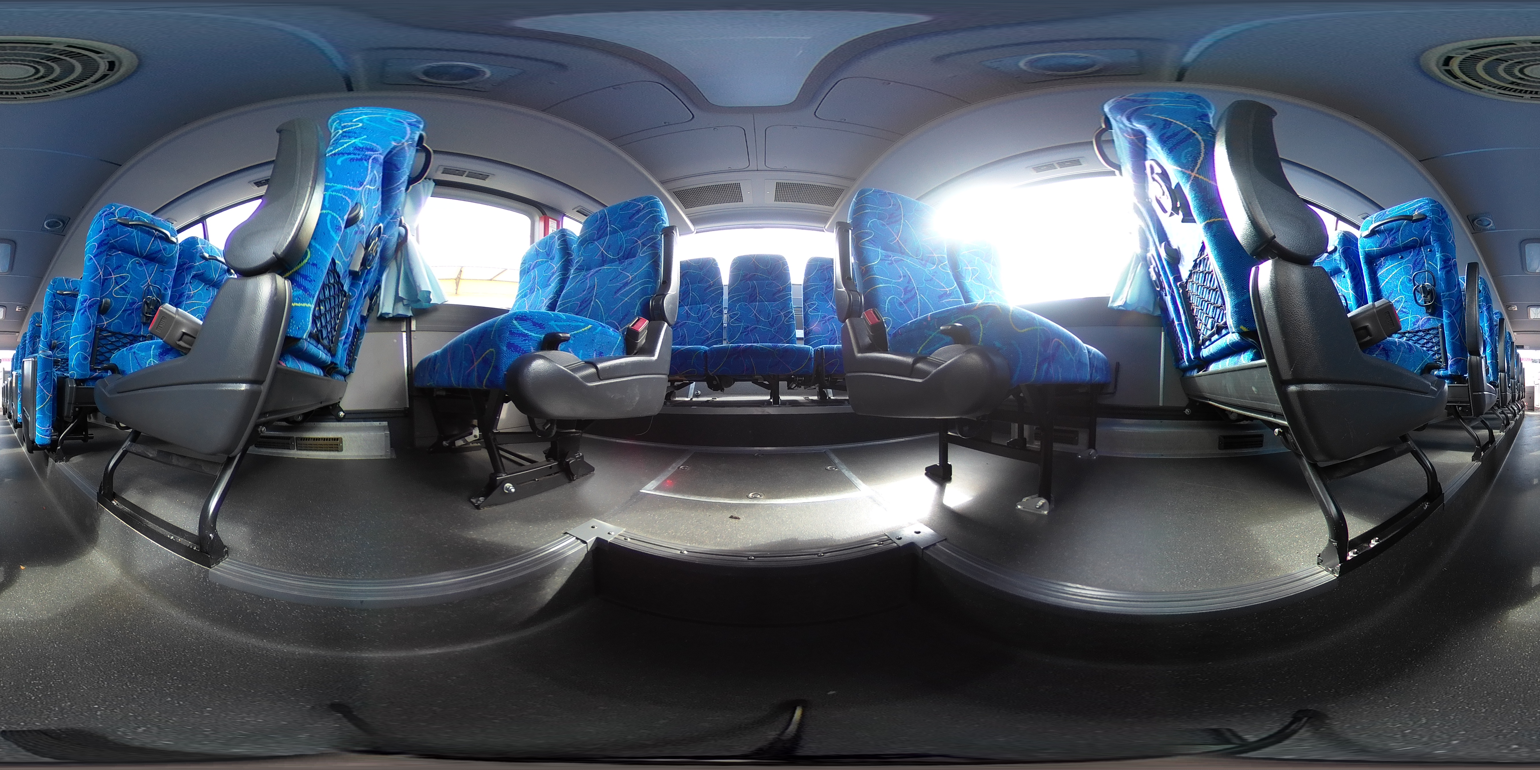 いすゞ　ガーラミオ　送迎バス　４５人乗り　折り戸式自動ドア　１ドア　総輪エアサス　モケットシート　ルームラック　ガイド席　小型トランク２対　バックカメラ　アルミホイール　ＥＴＣ　フォグランプ　６速ＭＴ！2