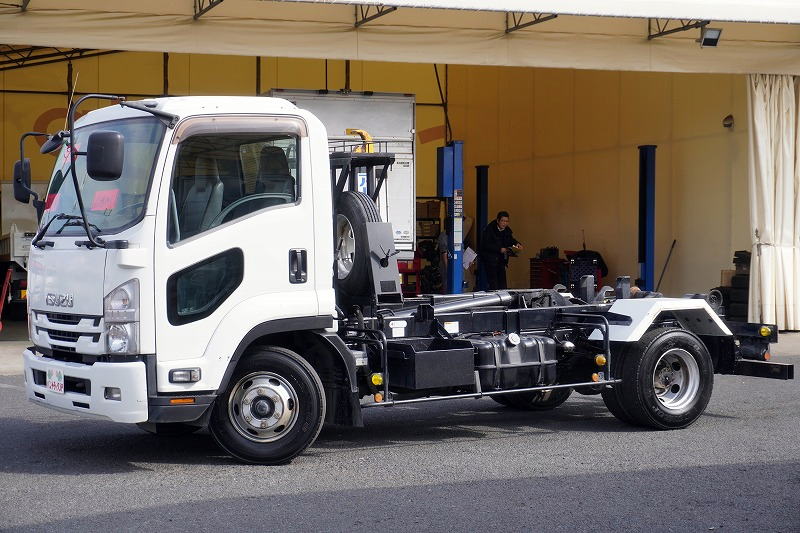 フォワード　４トン　「ベッドレス」　アームロール　新明和製　積載３９００ｋｇ　ツインシリンダー　キャブバックステップ　網工具入れ　フォグランプ　坂道発進補助　社外ナビ　ＥＴＣ２．０　６速ＭＴ！フロント画像