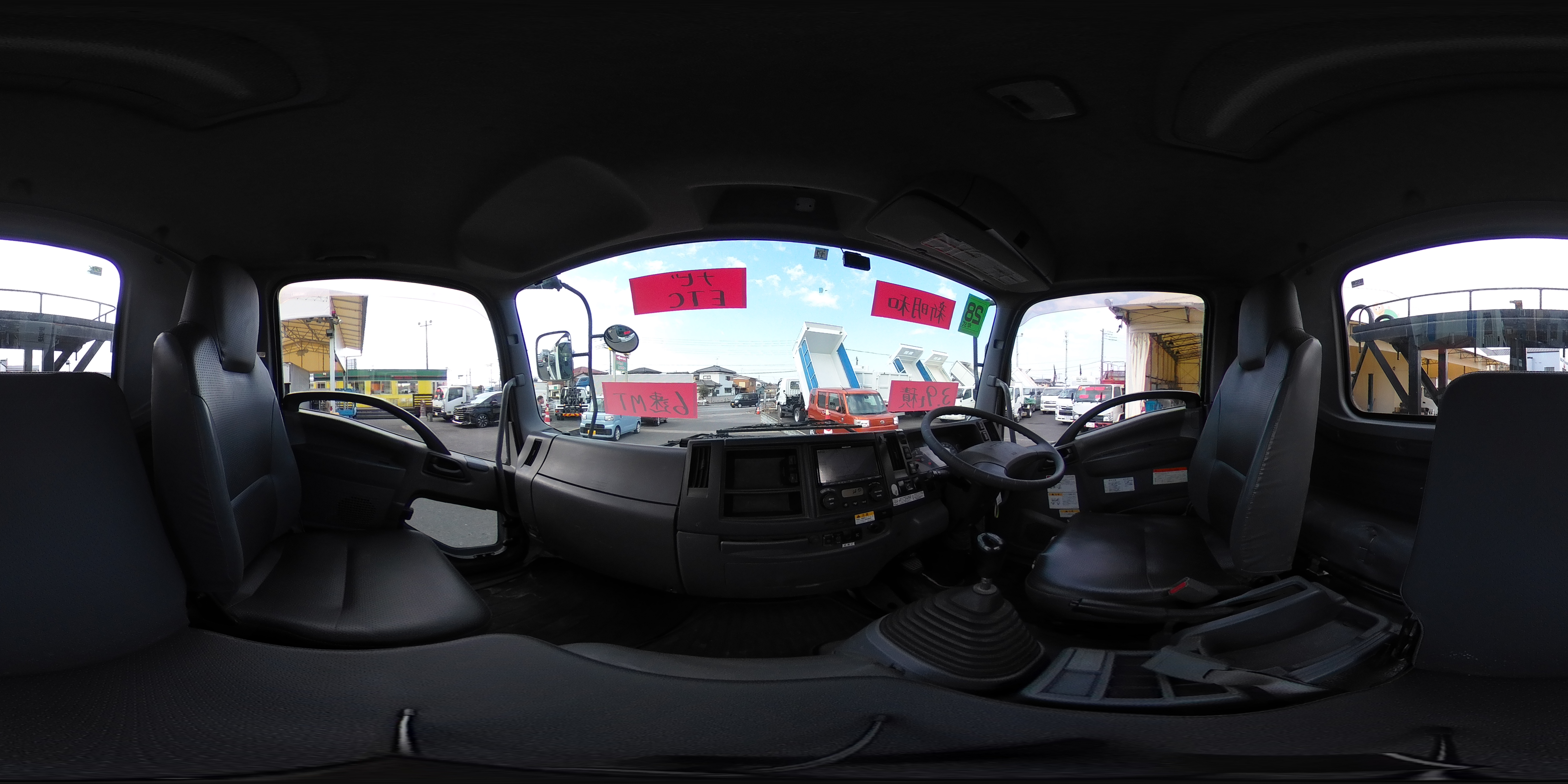 フォワード　４トン　「ベッドレス」　アームロール　新明和製　積載３９００ｋｇ　ツインシリンダー　キャブバックステップ　網工具入れ　フォグランプ　坂道発進補助　社外ナビ　ＥＴＣ２．０　６速ＭＴ！0