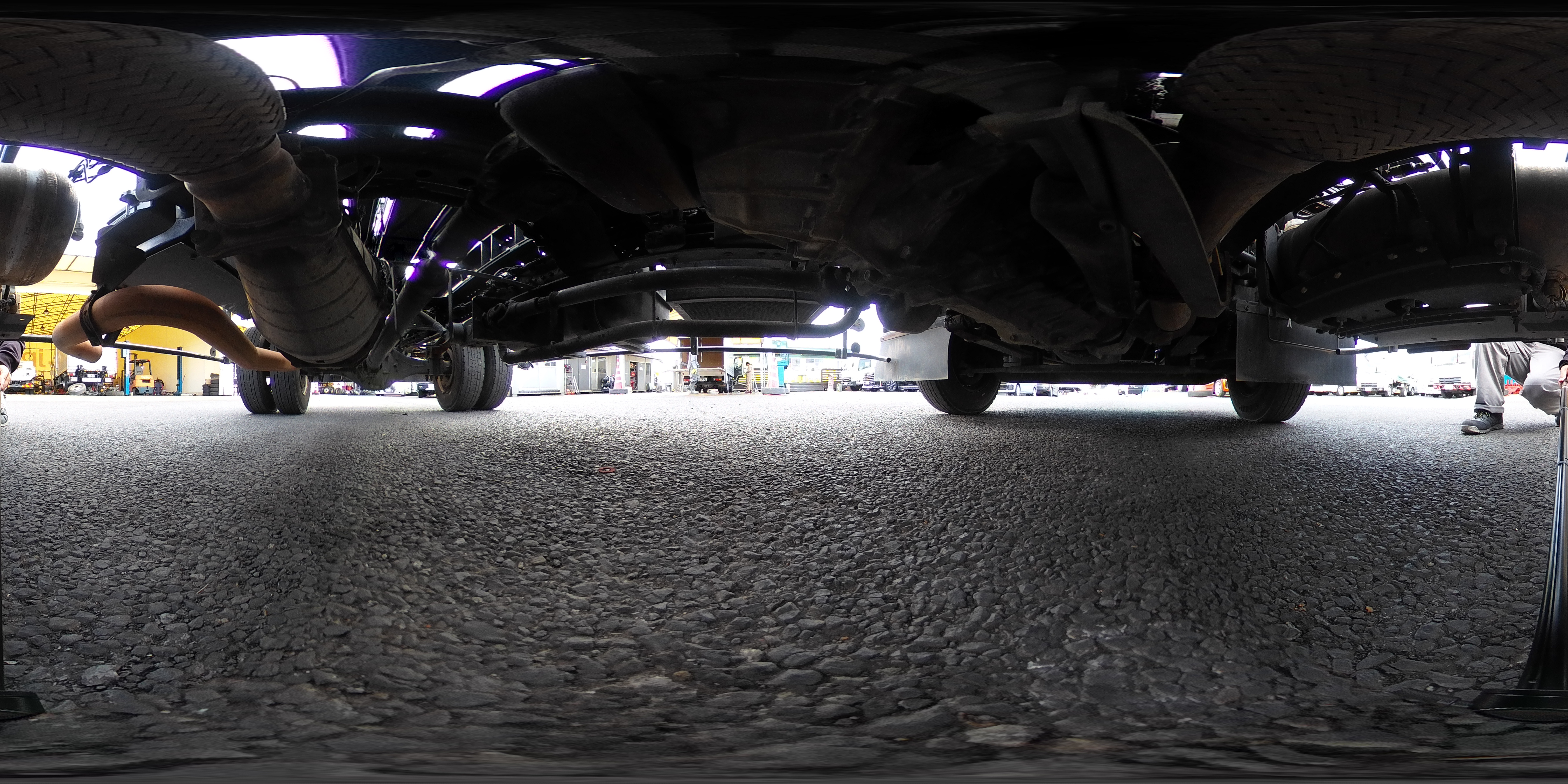 フォワード　４トン　「ベッドレス」　アームロール　新明和製　積載３９００ｋｇ　ツインシリンダー　キャブバックステップ　網工具入れ　フォグランプ　坂道発進補助　社外ナビ　ＥＴＣ２．０　６速ＭＴ！1