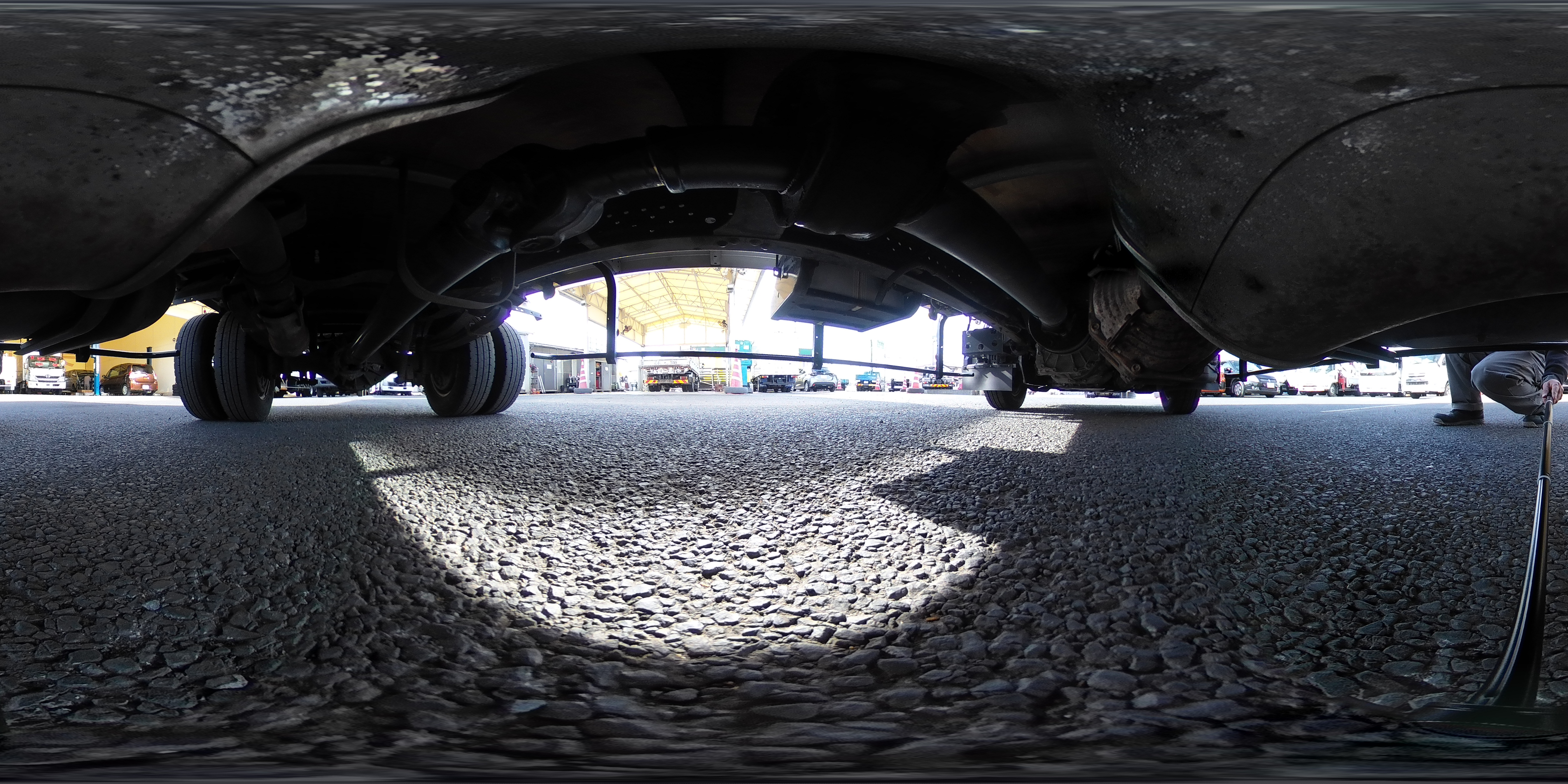 エルフ　「標準幅　ロング」　アルミバン　積載２０００ｋｇ　高箱　内高約２．４ｍ　導風板　ＥＴＣ　フォグランプ　左電格ミラー　坂道発進補助　９０度ストッパー　フルフラットロー　日本フルハーフ製　５速ＭＴ！0