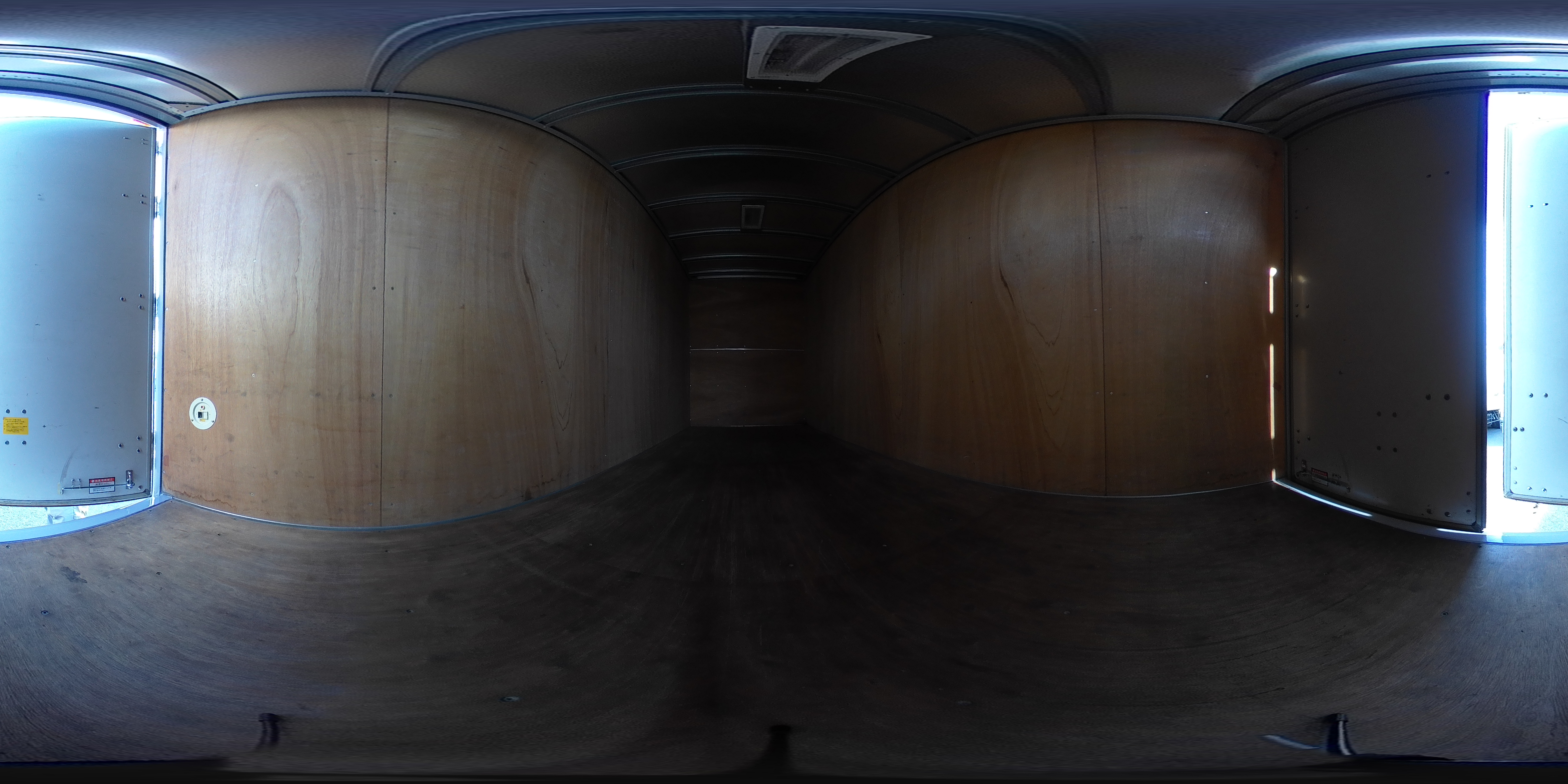 エルフ　「標準幅　ロング」　アルミバン　積載２０００ｋｇ　高箱　内高約２．４ｍ　導風板　ＥＴＣ　フォグランプ　左電格ミラー　坂道発進補助　９０度ストッパー　フルフラットロー　日本フルハーフ製　５速ＭＴ！2