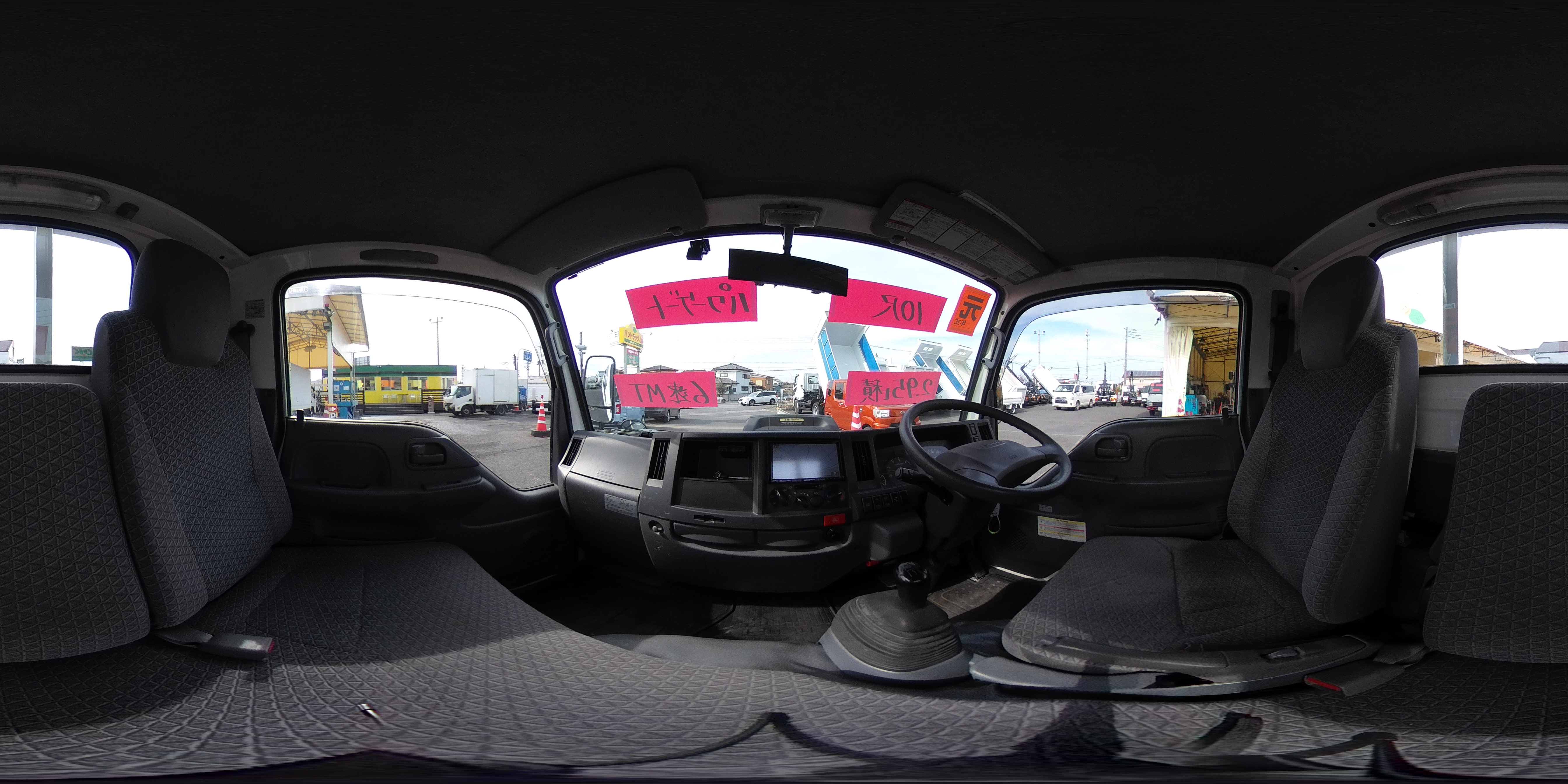 エルフ　「標準幅　ショート」　平ボディー　垂直パワーゲート　積載２９５０ｋｇ　五方開　前方２段アオリ　後方アオリパイプ欄干　荷台鉄板張り　鳥居下部シマ板張り　左電格ミラー　坂道発進補助　バックカメラ　ＥＴＣ２．０　社外ナビ　ＨＩＤヘッドライト＆フォグランプ　高床　衝突軽減ブレーキ　車線逸脱警報　６速ＭＴ！プロパンガス運搬仕様！0