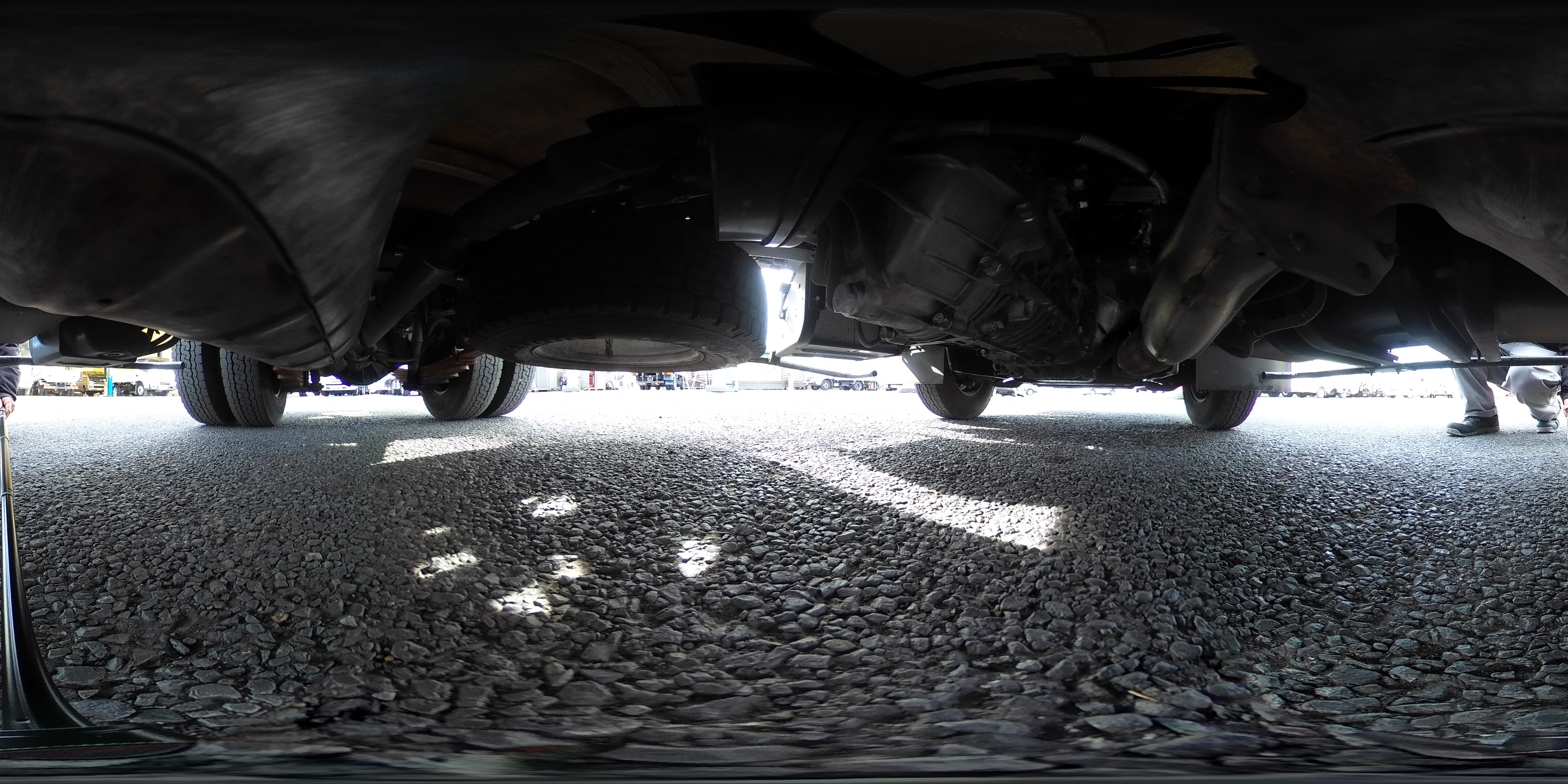 エルフ　「標準幅　ショート」　平ボディー　垂直パワーゲート　積載２９５０ｋｇ　五方開　前方２段アオリ　後方アオリパイプ欄干　荷台鉄板張り　鳥居下部シマ板張り　左電格ミラー　坂道発進補助　バックカメラ　ＥＴＣ２．０　社外ナビ　ＨＩＤヘッドライト＆フォグランプ　高床　衝突軽減ブレーキ　車線逸脱警報　６速ＭＴ！プロパンガス運搬仕様！1