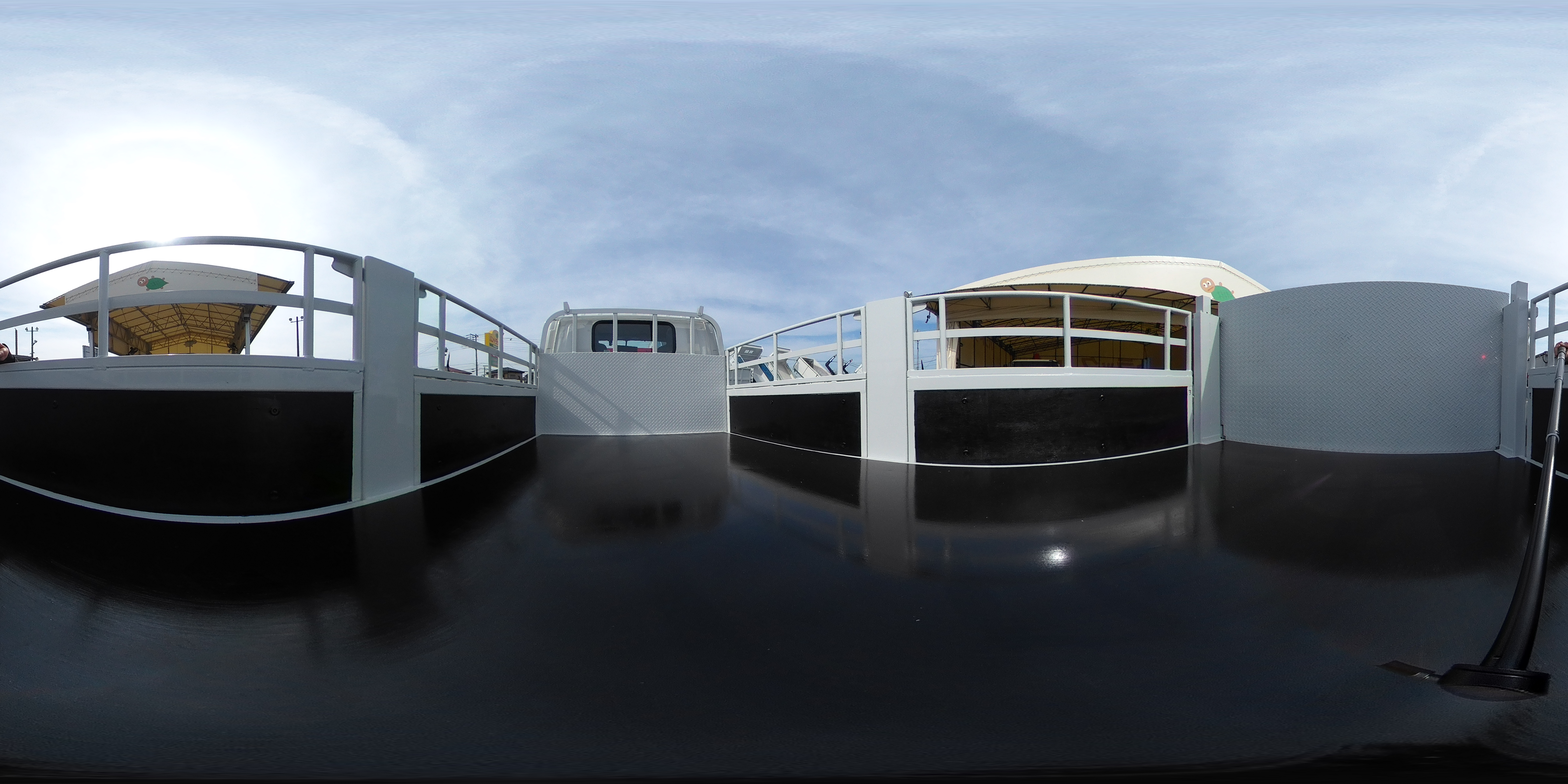 エルフ　「標準幅　ショート」　平ボディー　垂直パワーゲート　積載２９５０ｋｇ　五方開　前方２段アオリ　後方アオリパイプ欄干　荷台鉄板張り　鳥居下部シマ板張り　左電格ミラー　坂道発進補助　バックカメラ　ＥＴＣ２．０　社外ナビ　ＨＩＤヘッドライト＆フォグランプ　高床　衝突軽減ブレーキ　車線逸脱警報　６速ＭＴ！プロパンガス運搬仕様！2