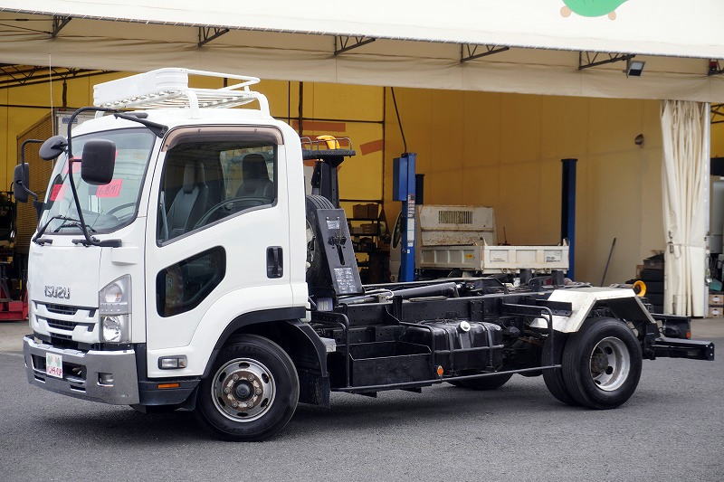 フォワード　４トン　「ベッドレス」　フックロール　極東製　積載３８００ｋｇ　ツインシリンダー　キャブバックステップ　網工具入れ　ルーフキャリア　フォグランプ　坂道発進補助　バックカメラ　ＥＴＣ　オートエアコン　６速ＭＴ！