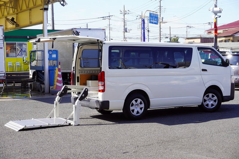 ハイエース　ロング　ＤＸ　４ドア　ガソリン車　３人乗り　トヨタ車体製パワーゲート　荷室加工有り　荷台板張り　ラッシング１段　小窓　社外ナビ　キーレス　低走行！ＡＴ車！