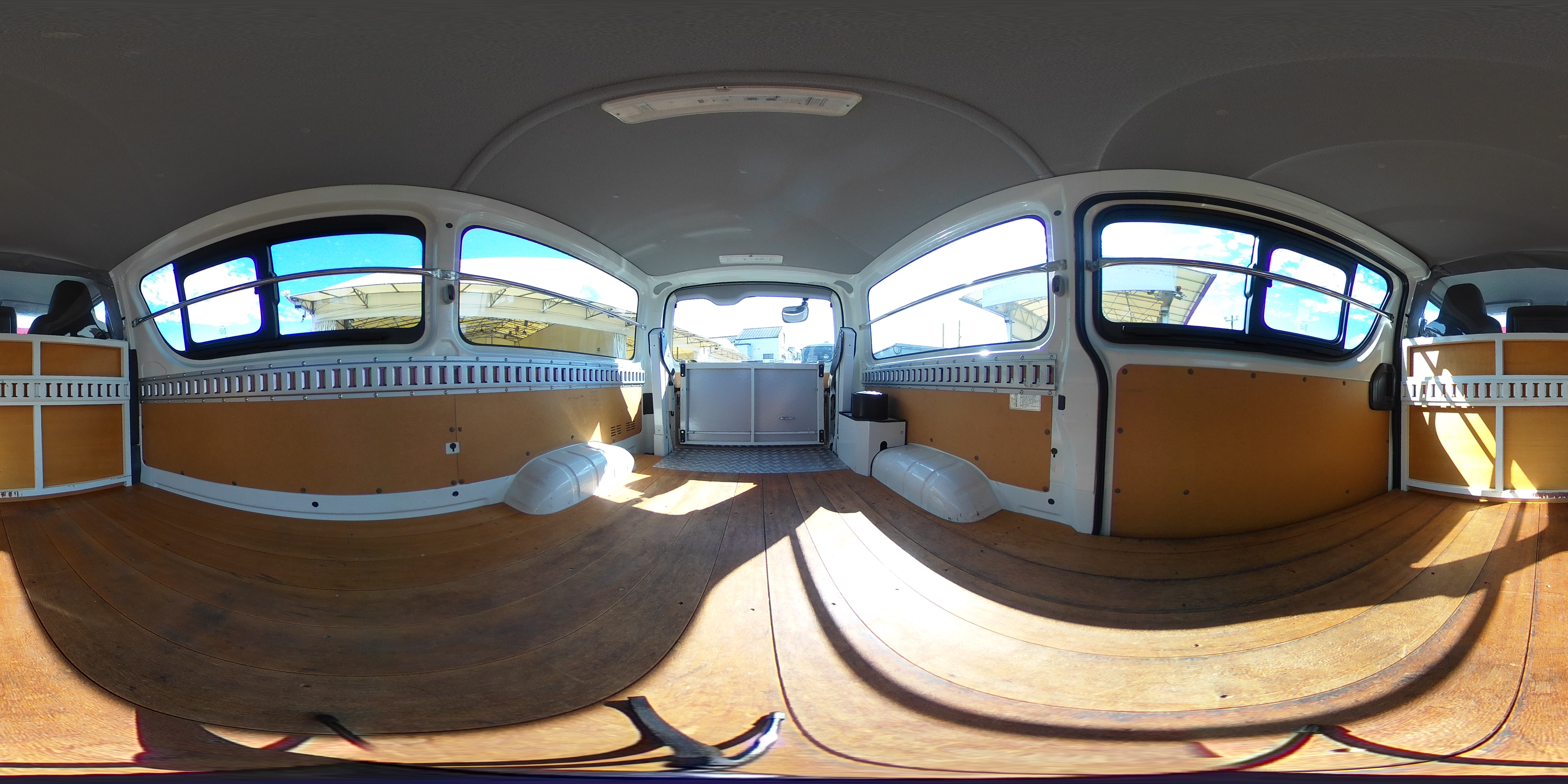 ハイエース　ロング　ＤＸ　４ドア　ガソリン車　３人乗り　トヨタ車体製パワーゲート　荷室加工有り　荷台板張り　ラッシング１段　小窓　社外ナビ　キーレス　低走行！ＡＴ車！2